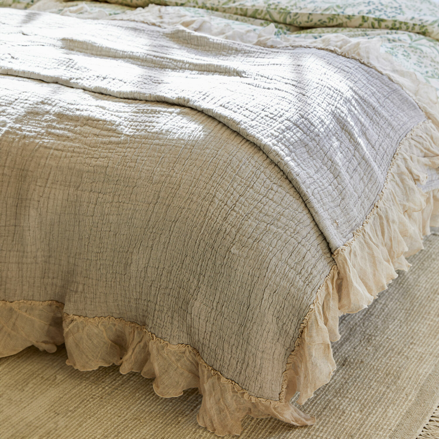 Trapunta Lure Coperta beige in cotone con volant, morbida e decorativa, ideale per la camera da letto