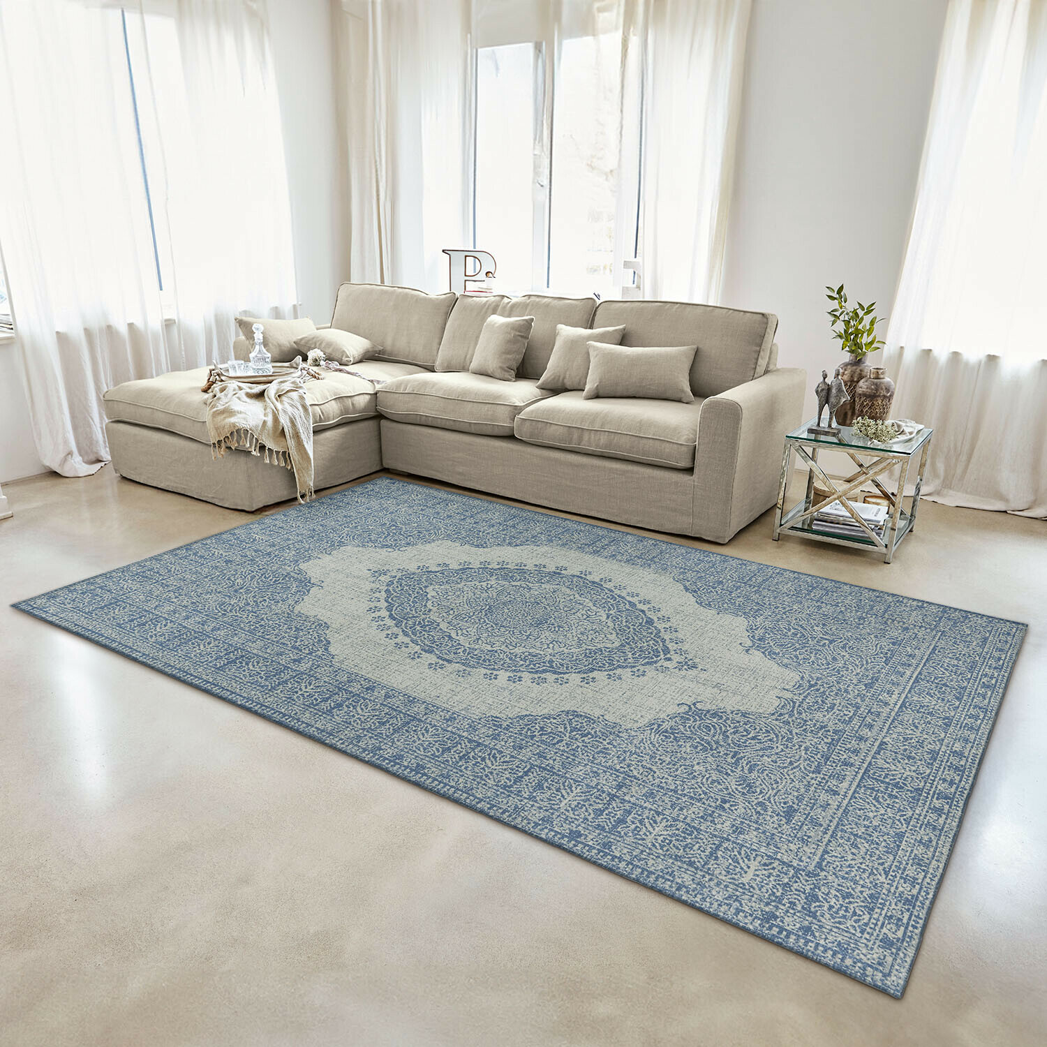 Tappeto Valecrest Tappeto decorativo blu e beige con motivo orientale in soggiorno moderno e luminoso