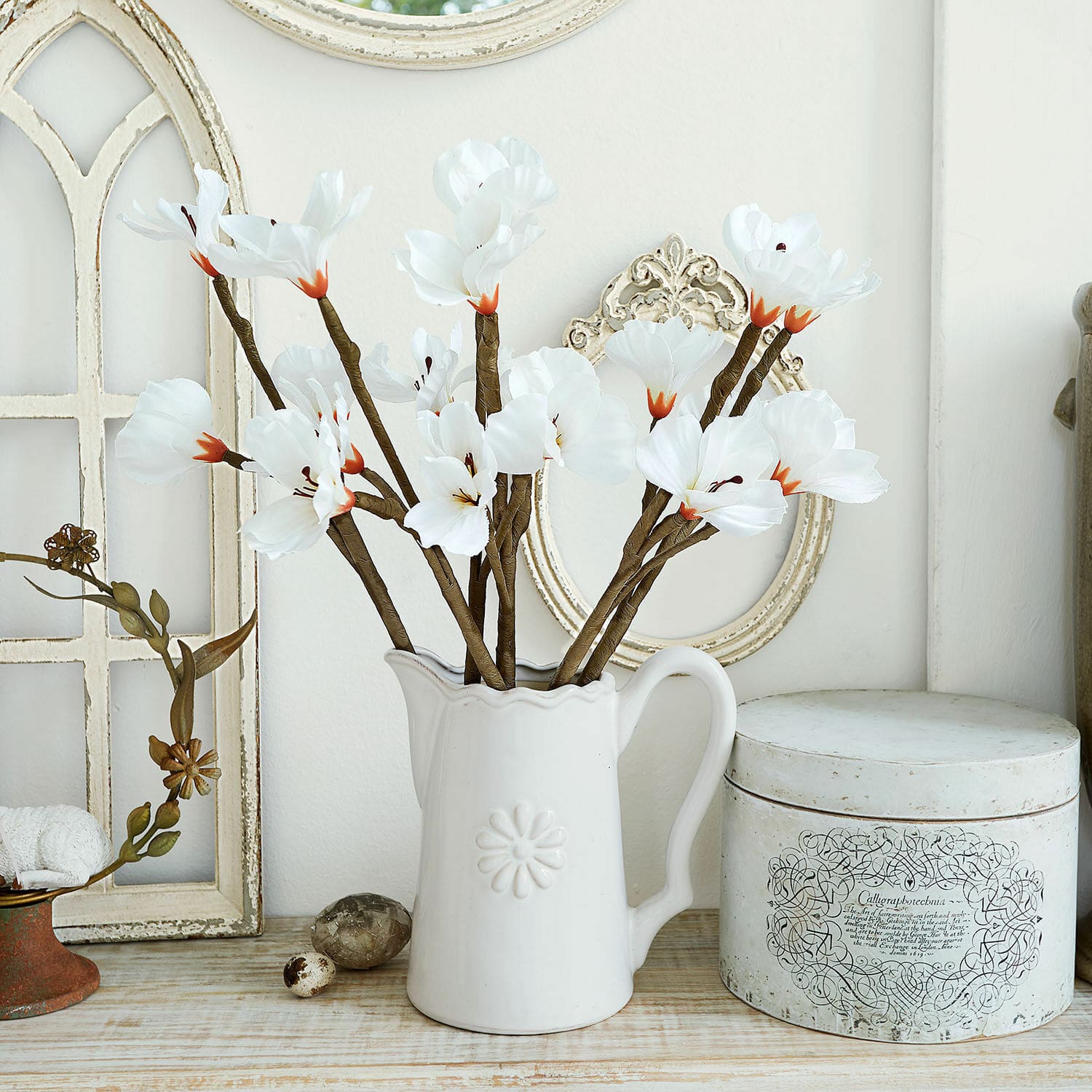 Set di 6 fiori decorativi Xivale Brocca in ceramica bianca con fiori decorativi in tessuto su tavolo in legno stile vintage