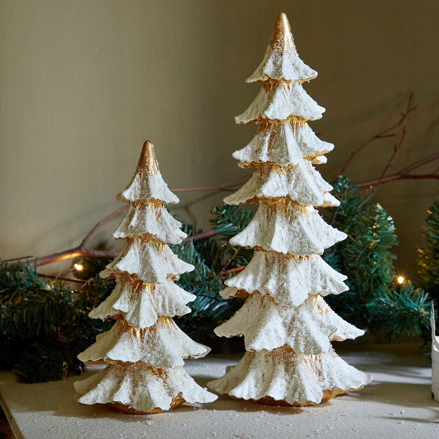 Coppia di alberelli decorativi Norbury Alberi decorativi bianchi con effetto neve, ornamento natalizio per tavolo o mensola