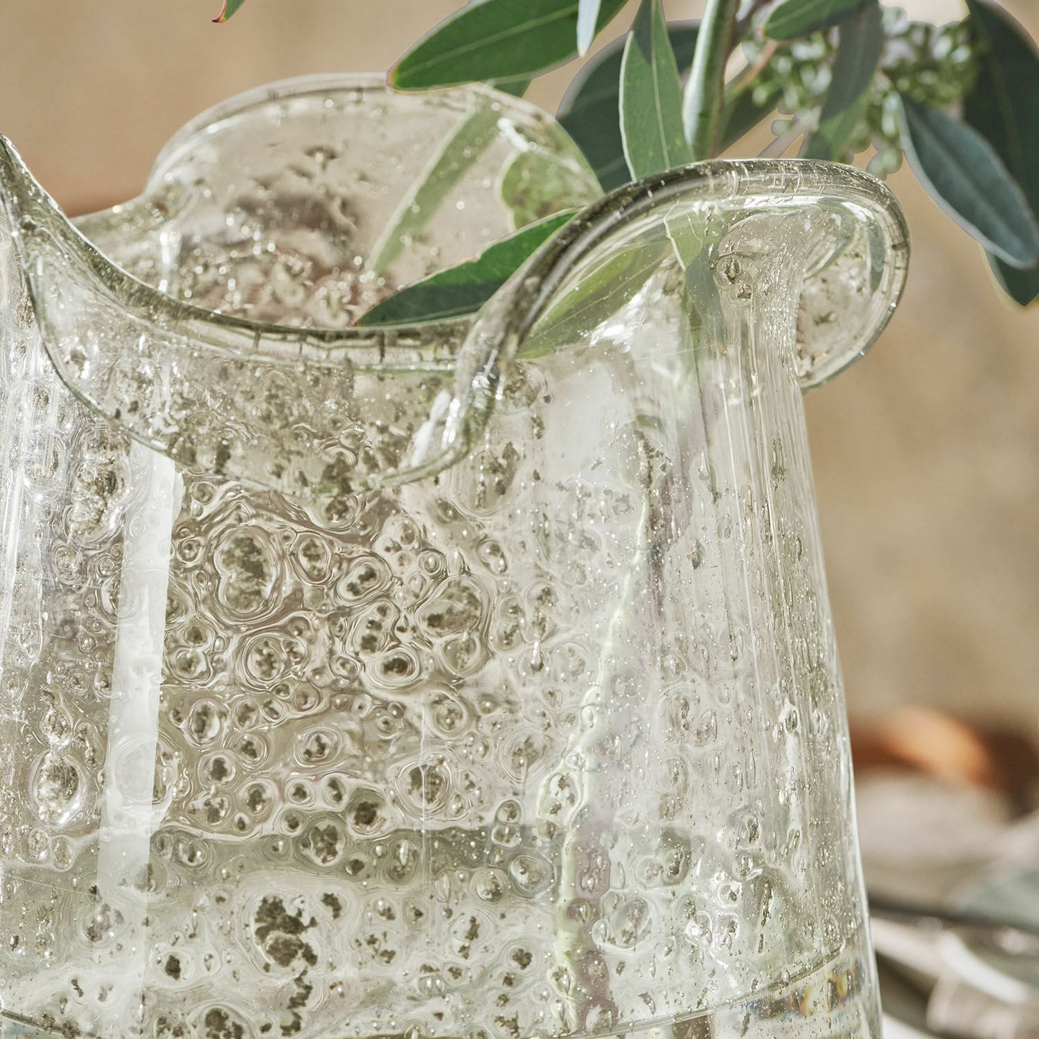 Vaso in vetro trasparente con bolle e foglie verdi, decorazione d'interni in vetro artistico