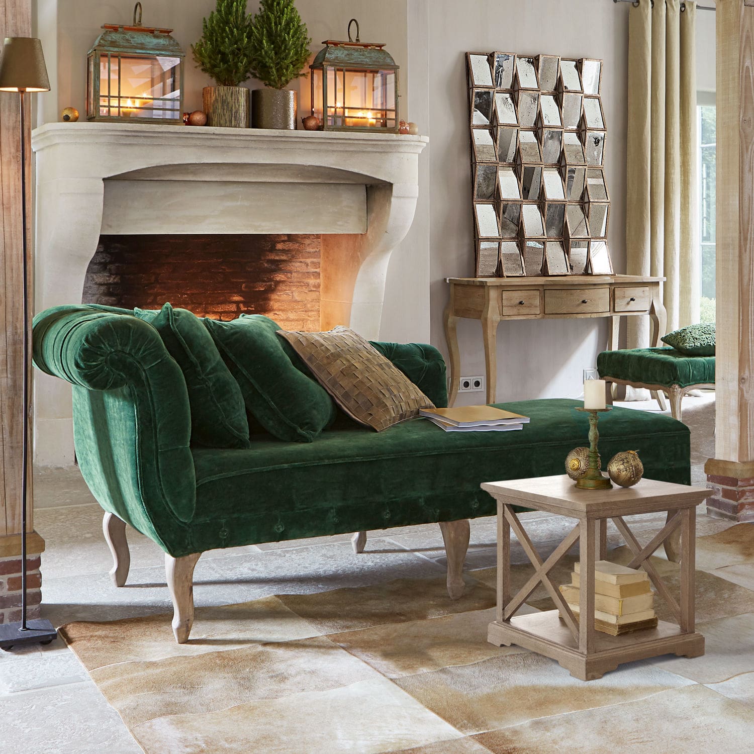 Chaise longue Viviani Chaise longue in velluto verde con gambe in legno in soggiorno accogliente con camino e specchio