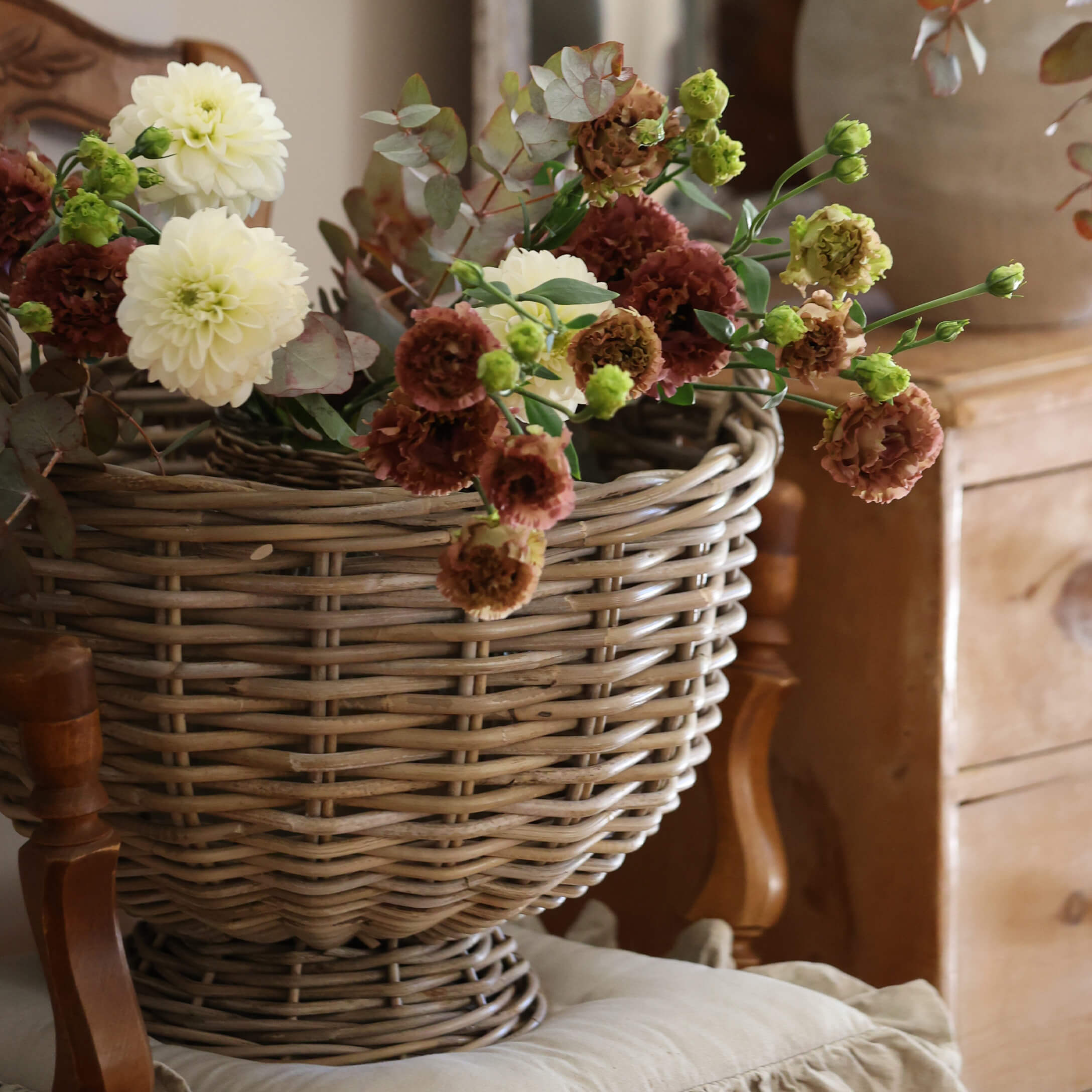 Cesto decorativo in vimini con fiori crema e marroni per interni in stile vintage