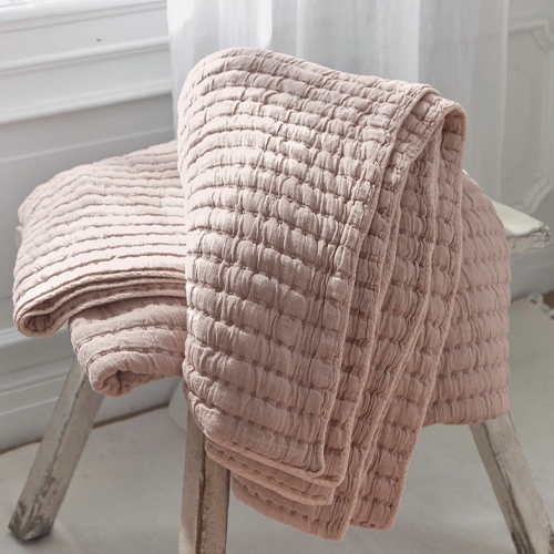 Coperta rosa in cotone trapuntato morbido, perfetta per un ambiente accogliente e decorativo