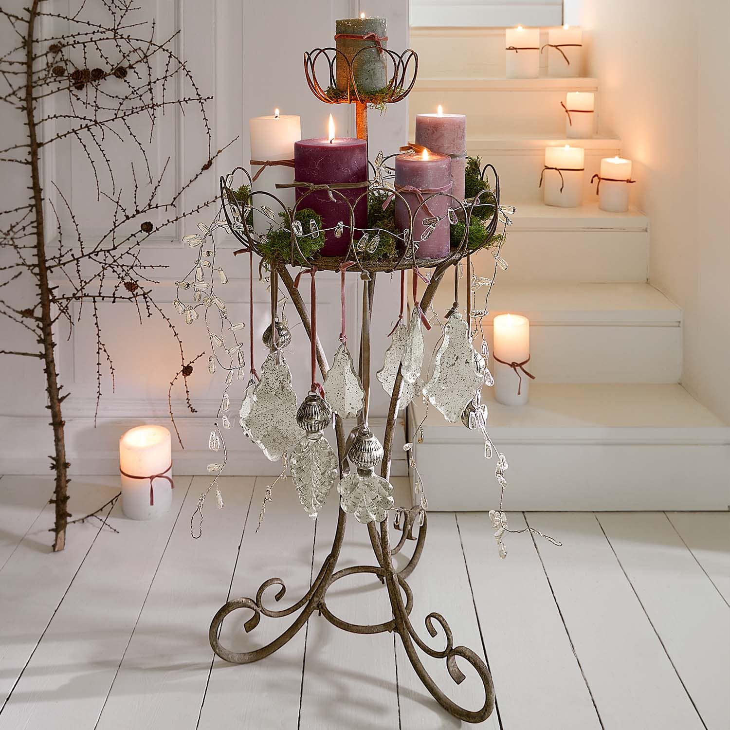 Portacandele in metallo con decorazioni a forma di foglie e candele viola in stile rustico