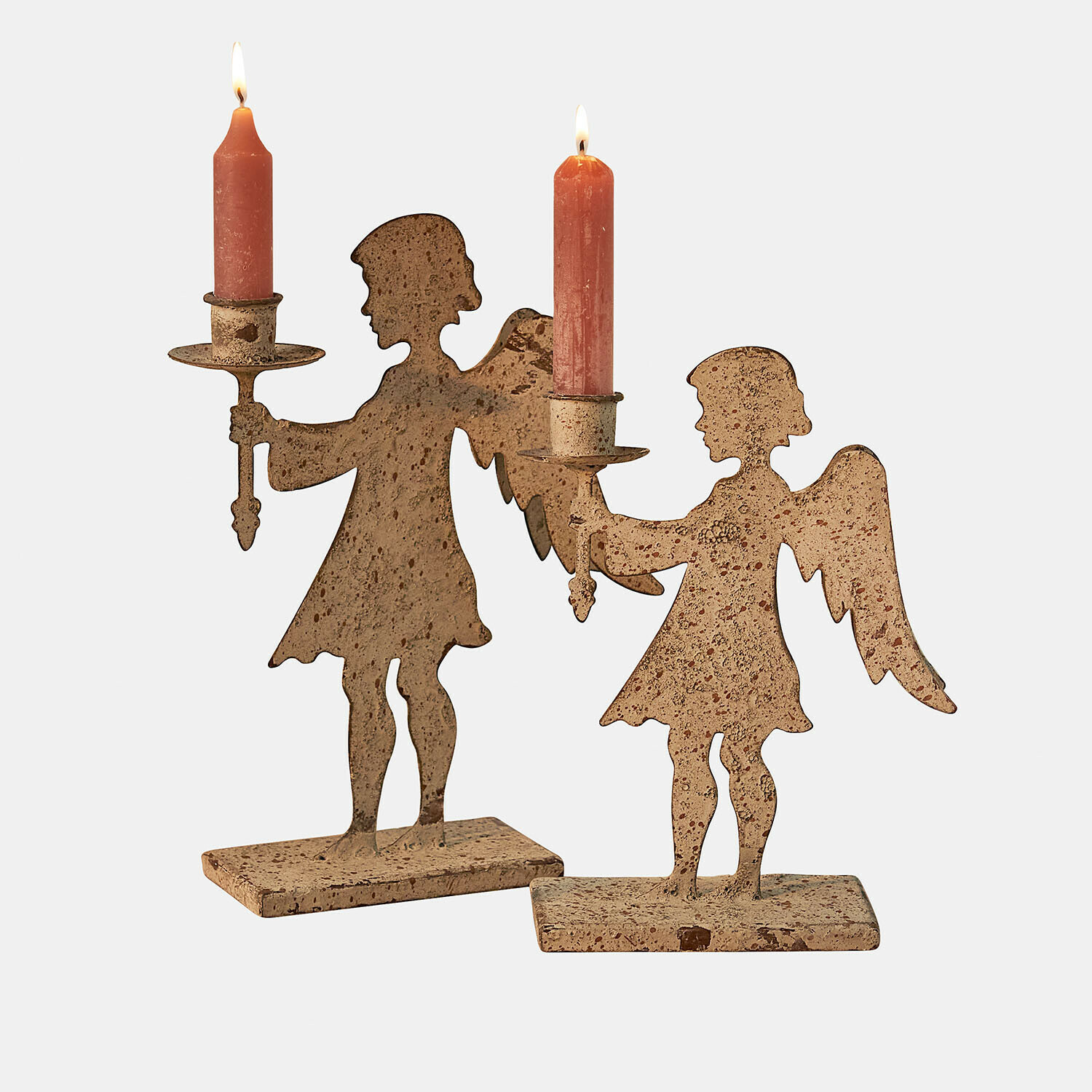 Coppia di candelieri Zarnay Portacandele in metallo a forma di angeli con finitura beige invecchiata e candele rosse decorative