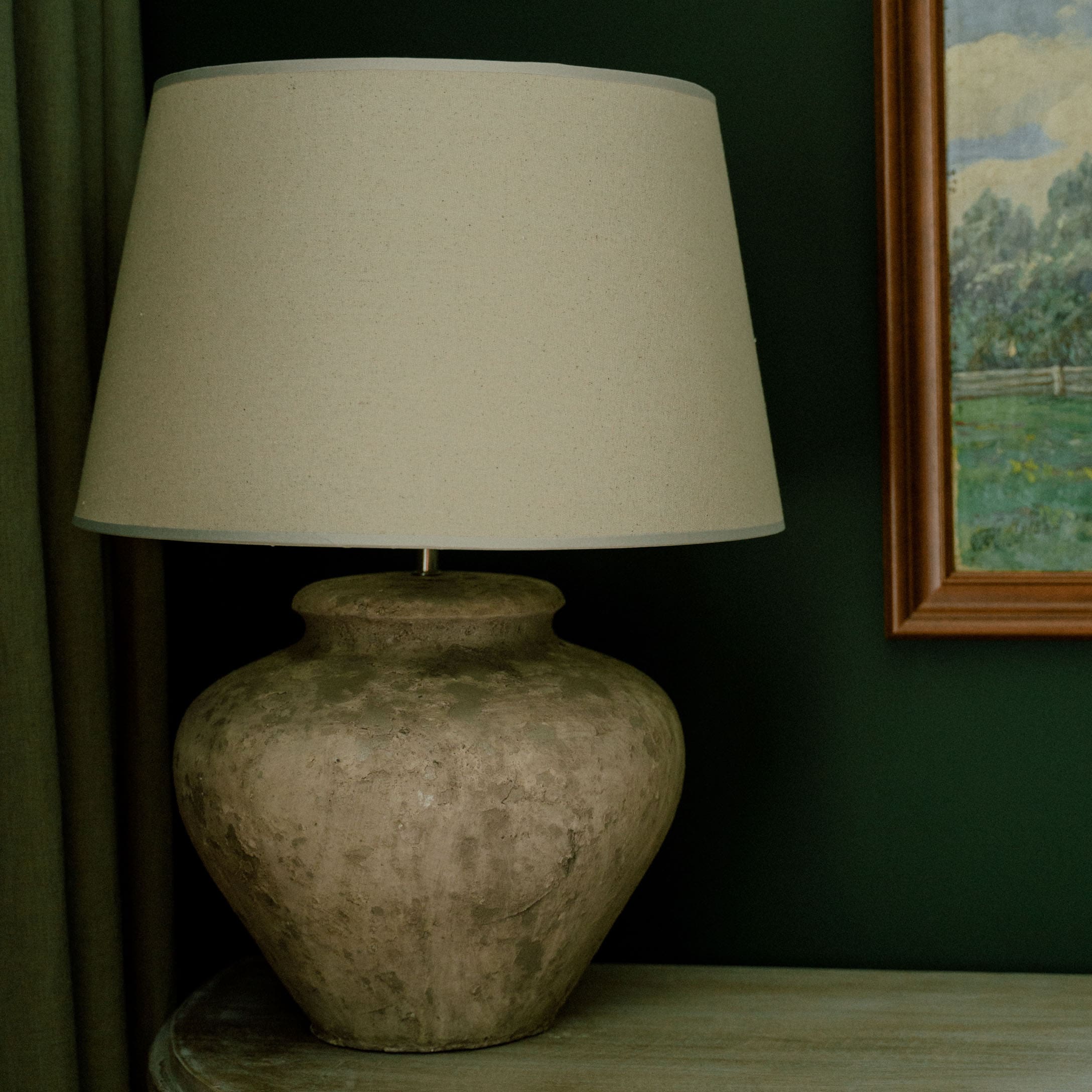 Lampada da tavolo con paralume beige e base in ceramica grigia per soggiorno