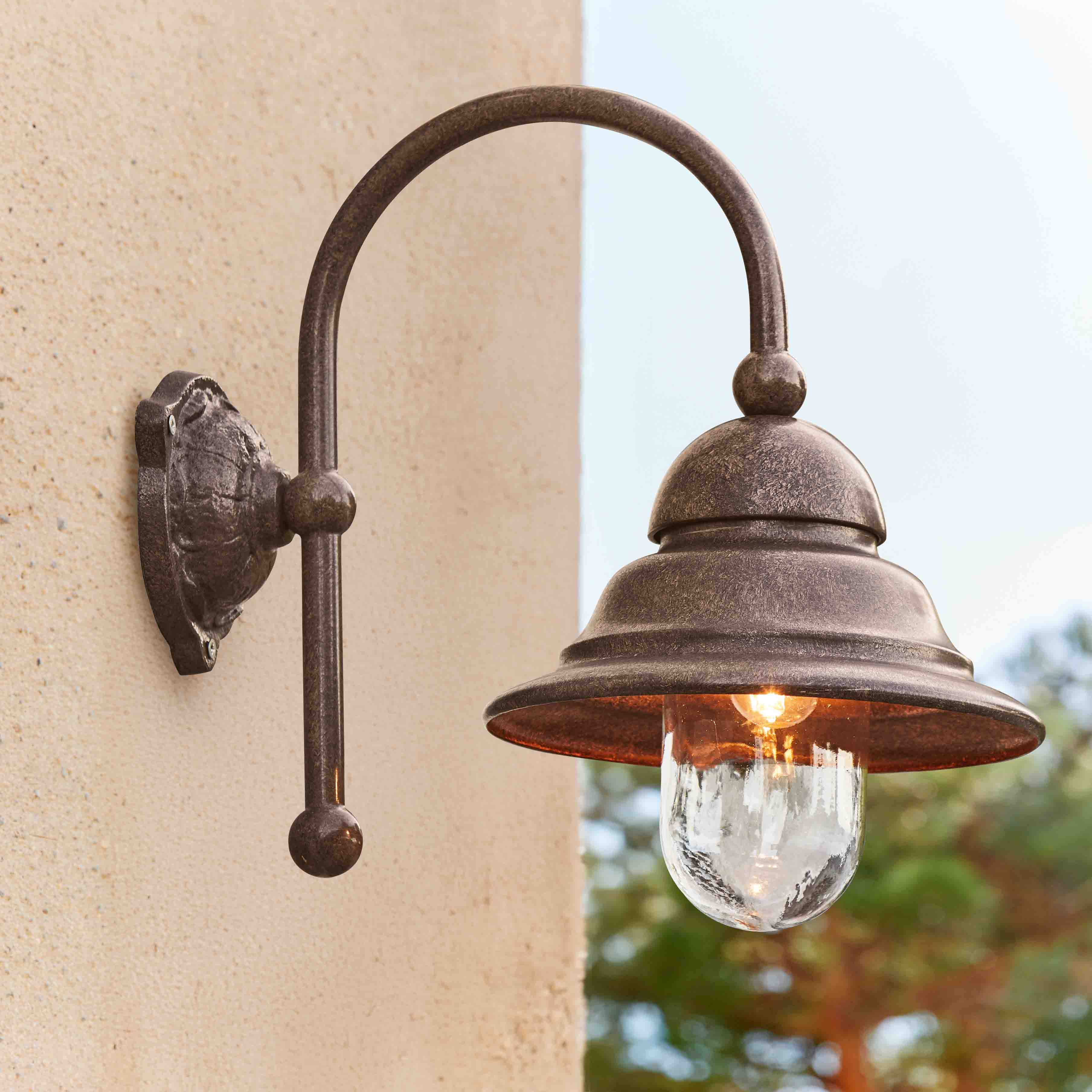 Applique esterna in metallo ruggine con paralume in vetro trasparente e luce LED calda