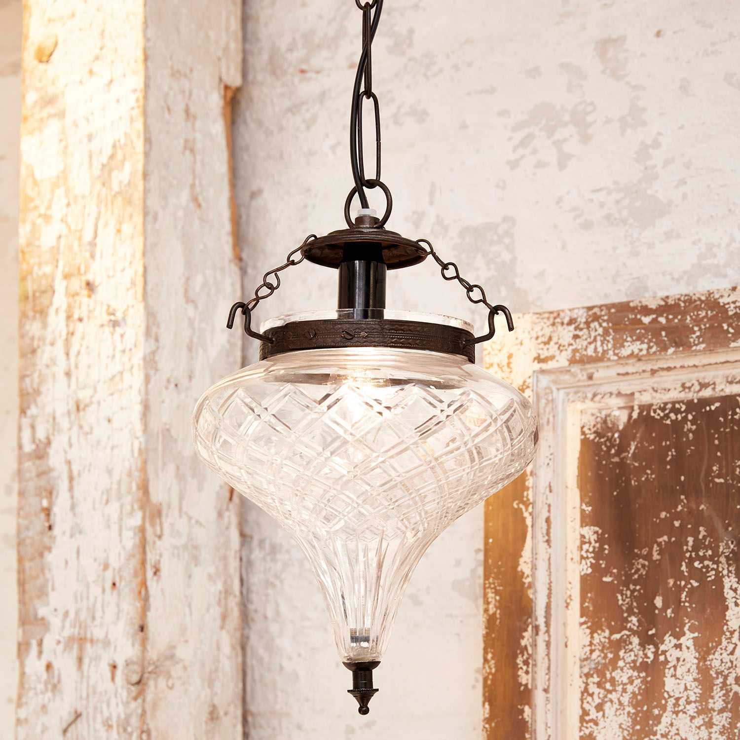 Lampada a sospensione Gaidouras Lampada a sospensione in vetro con supporto metallico vintage per arredamento interno