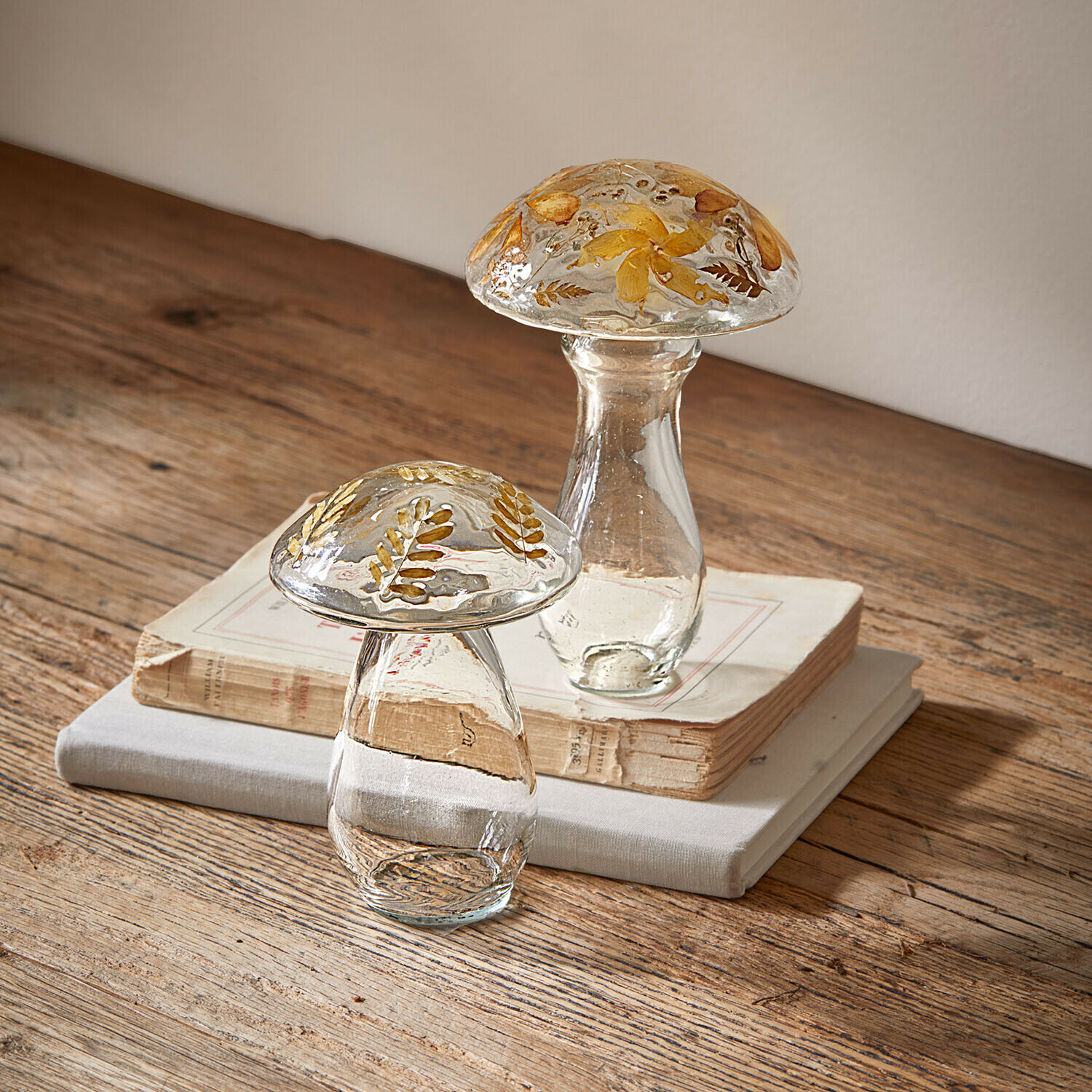 Coppia di funghi decorativi Émurise Decorazioni in vetro a forma di fungo con fiori secchi gialli su tavolo in legno