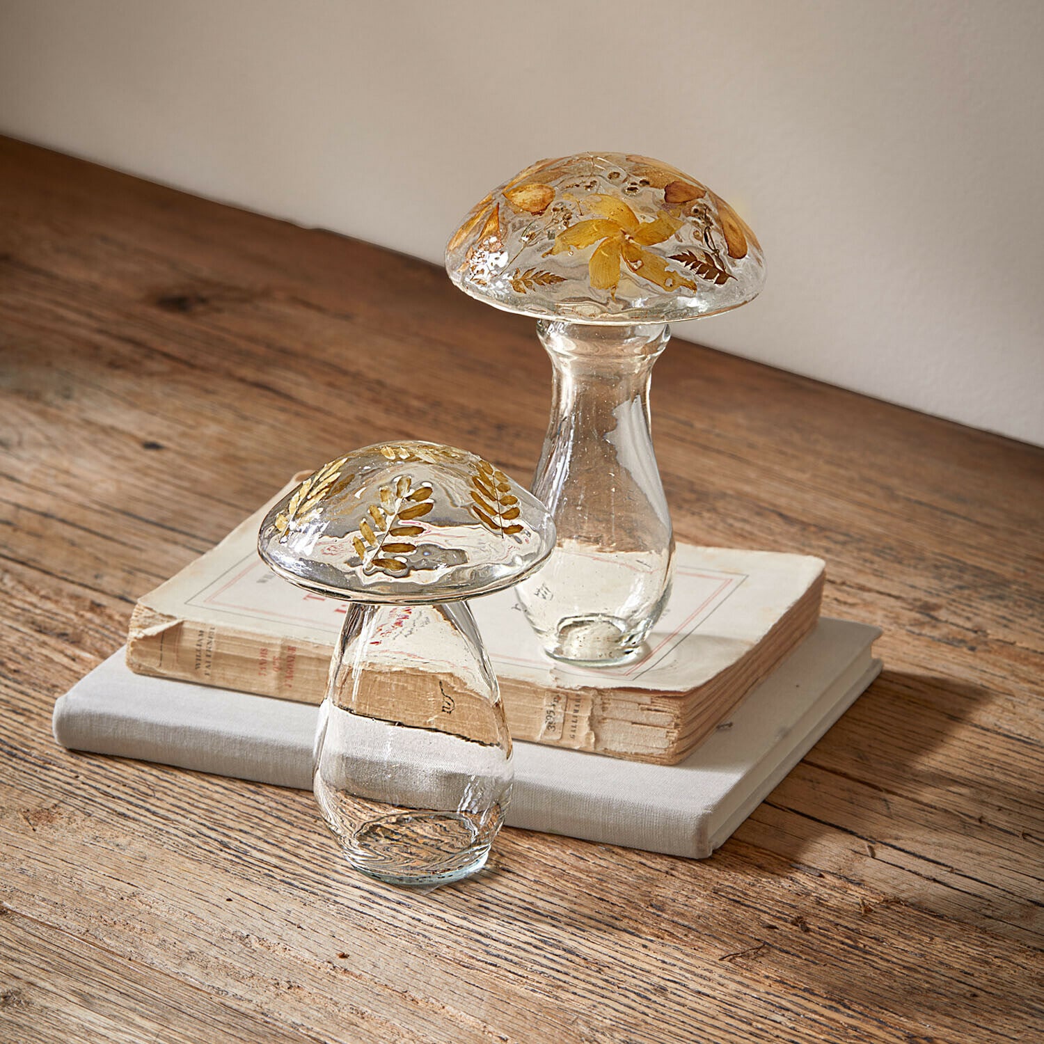 Coppia di funghi decorativi Émurise Decorazioni in vetro a forma di fungo con fiori secchi gialli su tavolo in legno