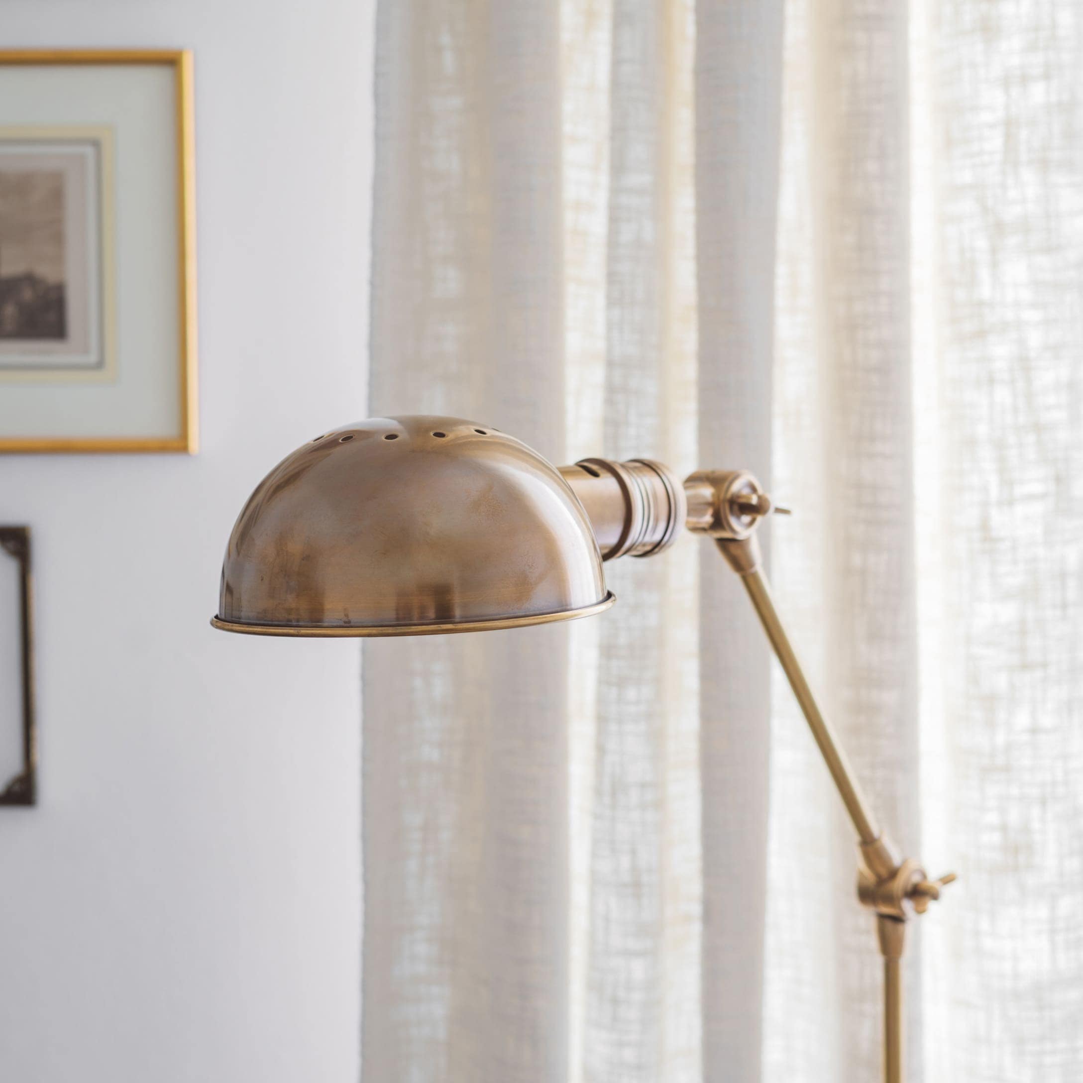 Lampada da terra regolabile in ottone color oro antico per illuminazione interna