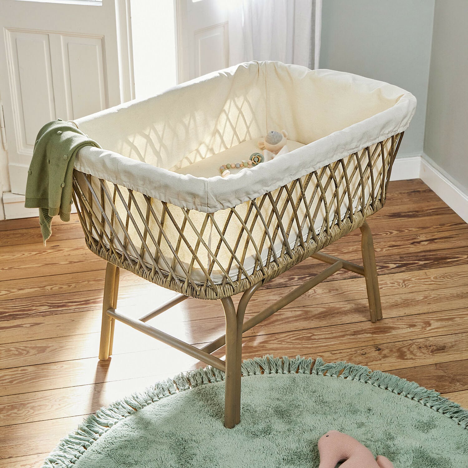 Lettino per neonati Nuvinas Culla in vimini con rivestimento crema e coperta verde su gambe in legno in camera per bambini