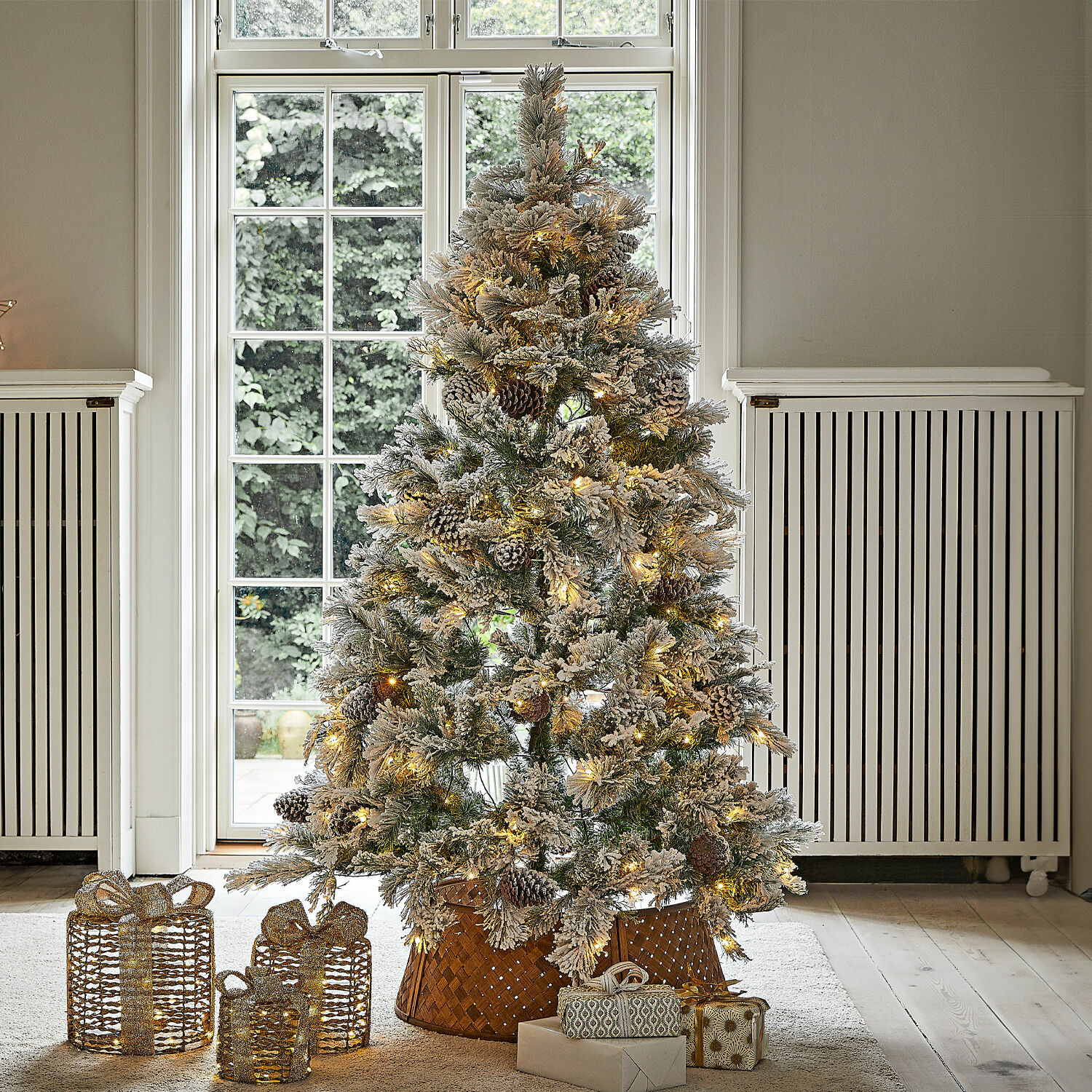 Albero di Natale Karélisse Albero di Natale artificiale innevato con luci LED e pigne in cesta di vimini, decorazione natalizia
