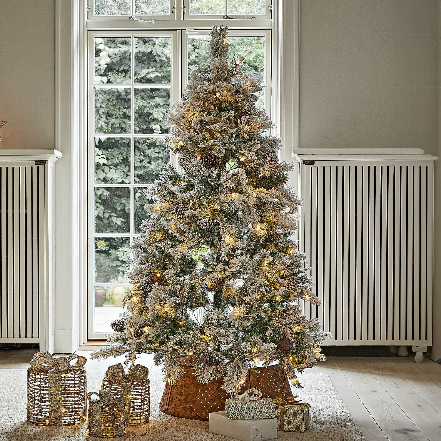 Albero di Natale Karélisse Albero di Natale artificiale innevato con luci LED e pigne in cesta di vimini, decorazione natalizia