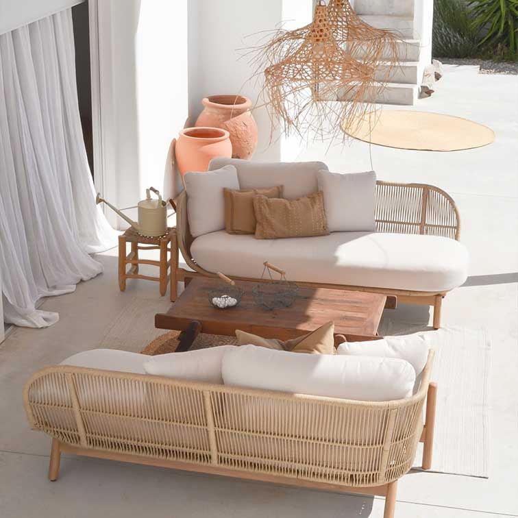 Set di mobili da esterno in rattan naturale con cuscini crema e tavolino in legno