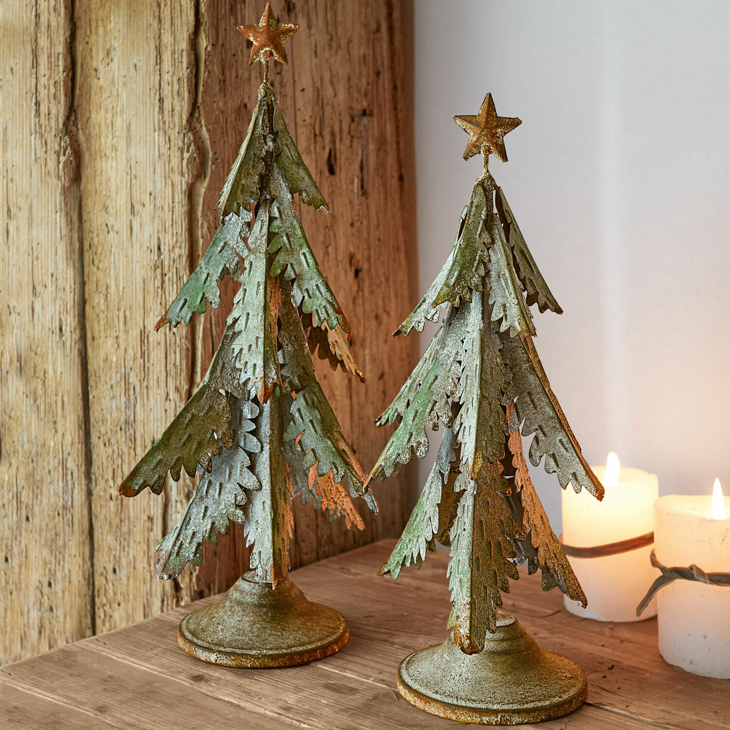 Coppia di alberelli decorativi Cour Due alberi di Natale decorativi in metallo verde con stelle dorate, decorazione rustica da tavolo