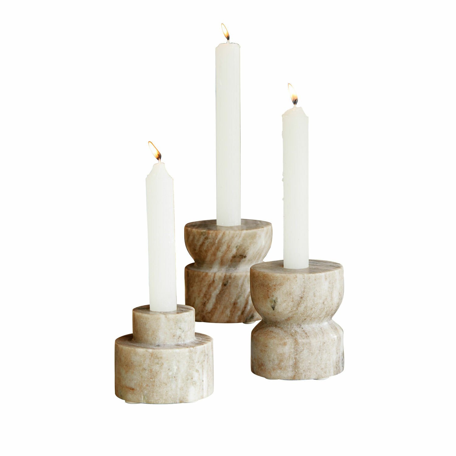 Set di 3 portacandele Ulxeno Set di tre portacandele in marmo beige con candele bianche per decorazione d'interni