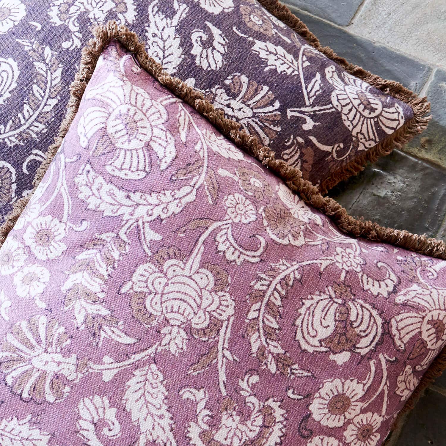 Cuscino decorativo reversibile in cotone con motivo floreale viola e marrone con frange