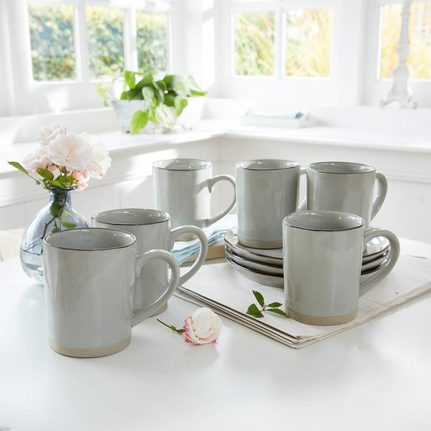 Set di 6 tazze Biarré Set di sei tazze in ceramica grigia con manico su tavolo chiaro in ambiente luminoso