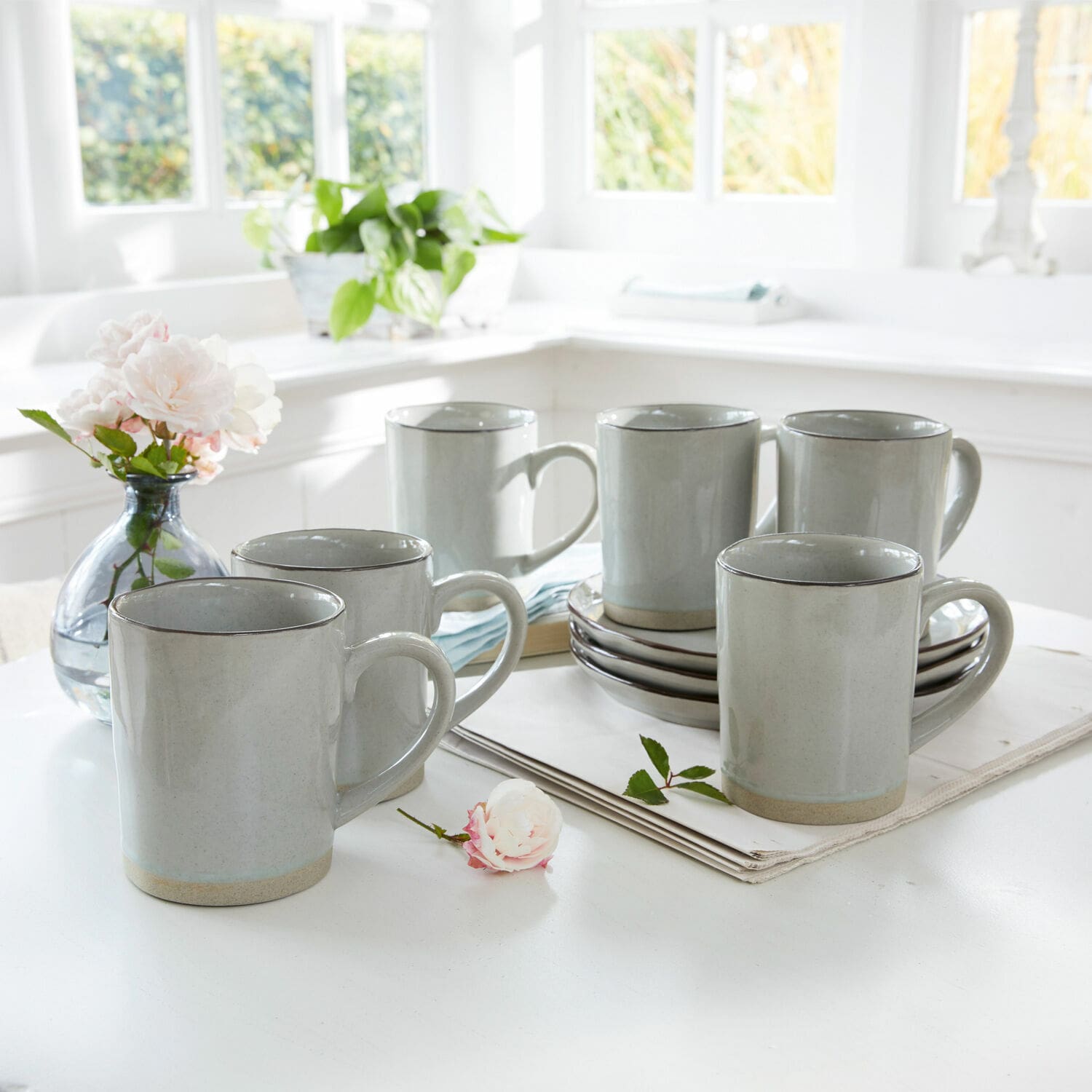 Set di 6 tazze Biarré Set di sei tazze in ceramica grigia con manico su tavolo chiaro in ambiente luminoso