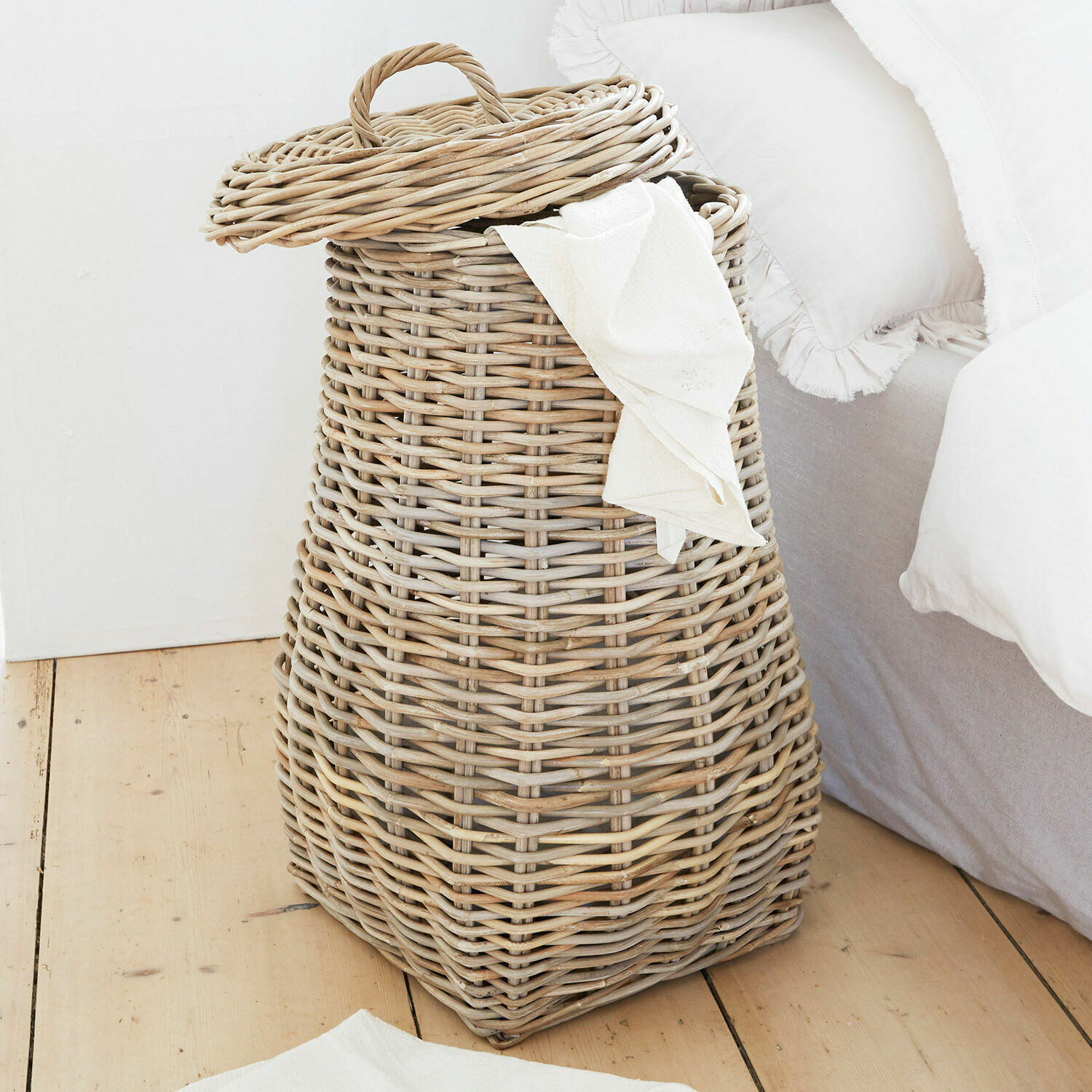 Cesto della biancheria Sandy Cesto porta biancheria in rattan beige naturale, accessorio pratico e decorativo per la camera da letto