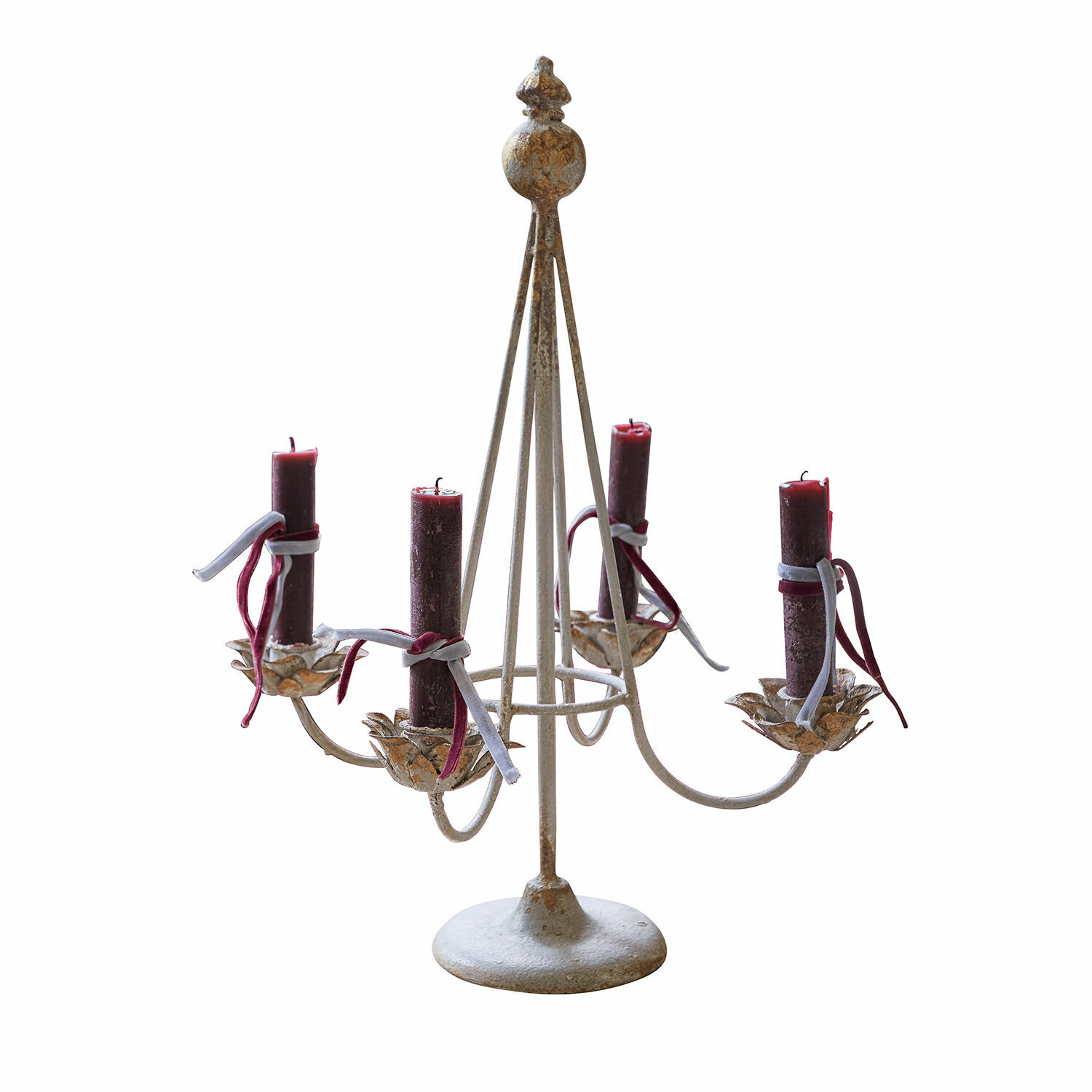 Candelabro da terra Liyanah Candelabro in metallo per quattro candele con candele bordeaux e nastri decorativi