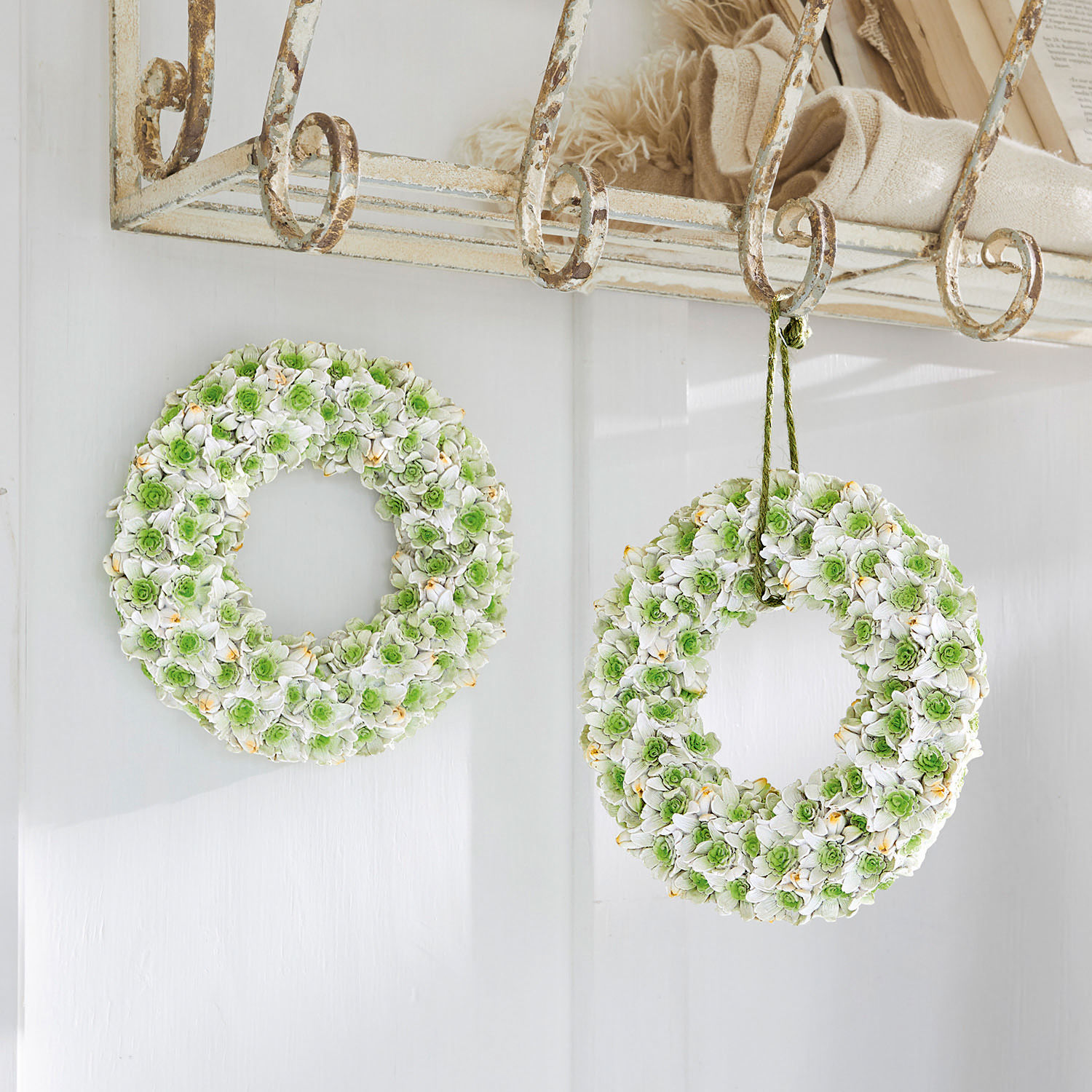 Coppia di ghirlande Willmare Corona decorativa con fiori bianchi e verdi, appesa e appoggiata, elegante decorazione per interni