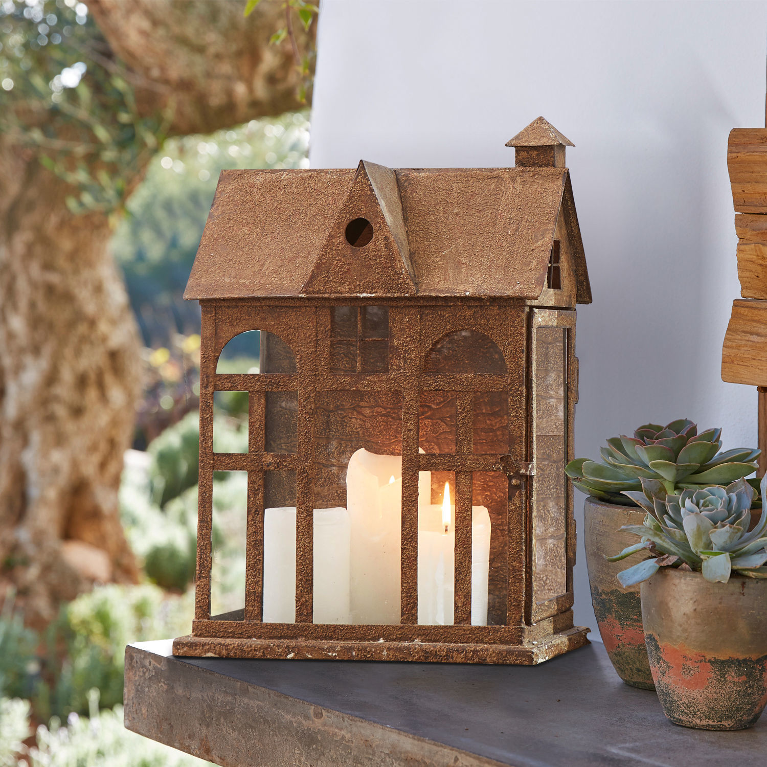Lanterna Sweet Home Lanterna in metallo a forma di casa con finitura ruggine e candele bianche, decorazione da giardino