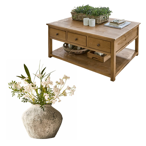 Tavolino in legno con tre cassetti e ripiano inferiore, vaso in pietra con fiori