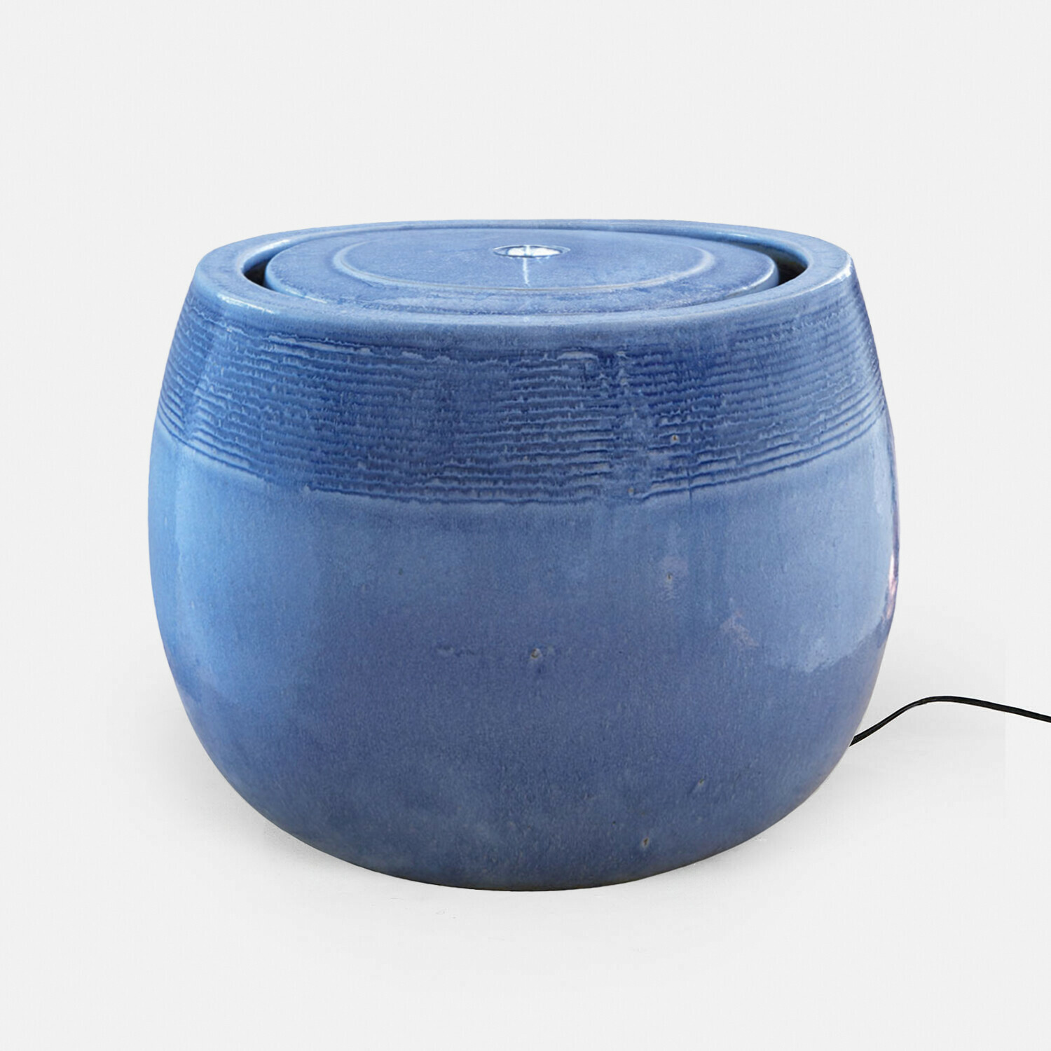 azzurro Fontana in ceramica azzurra Seravia con texture delicata, ideale per decorazioni da giardino e casa