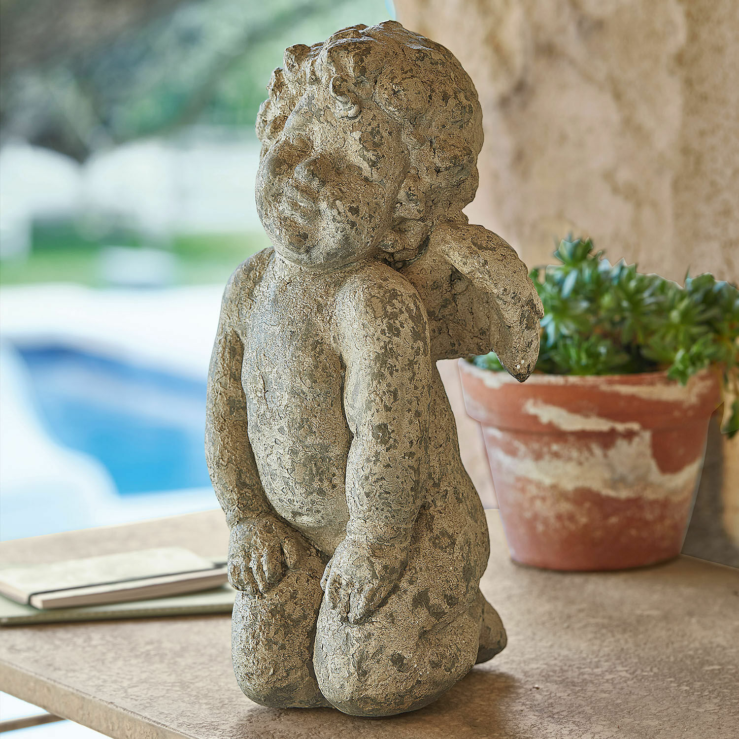 Angioletto decorativo Mines Statua di angelo in pietra grigia con finitura rustica, decorazione per giardino o casa