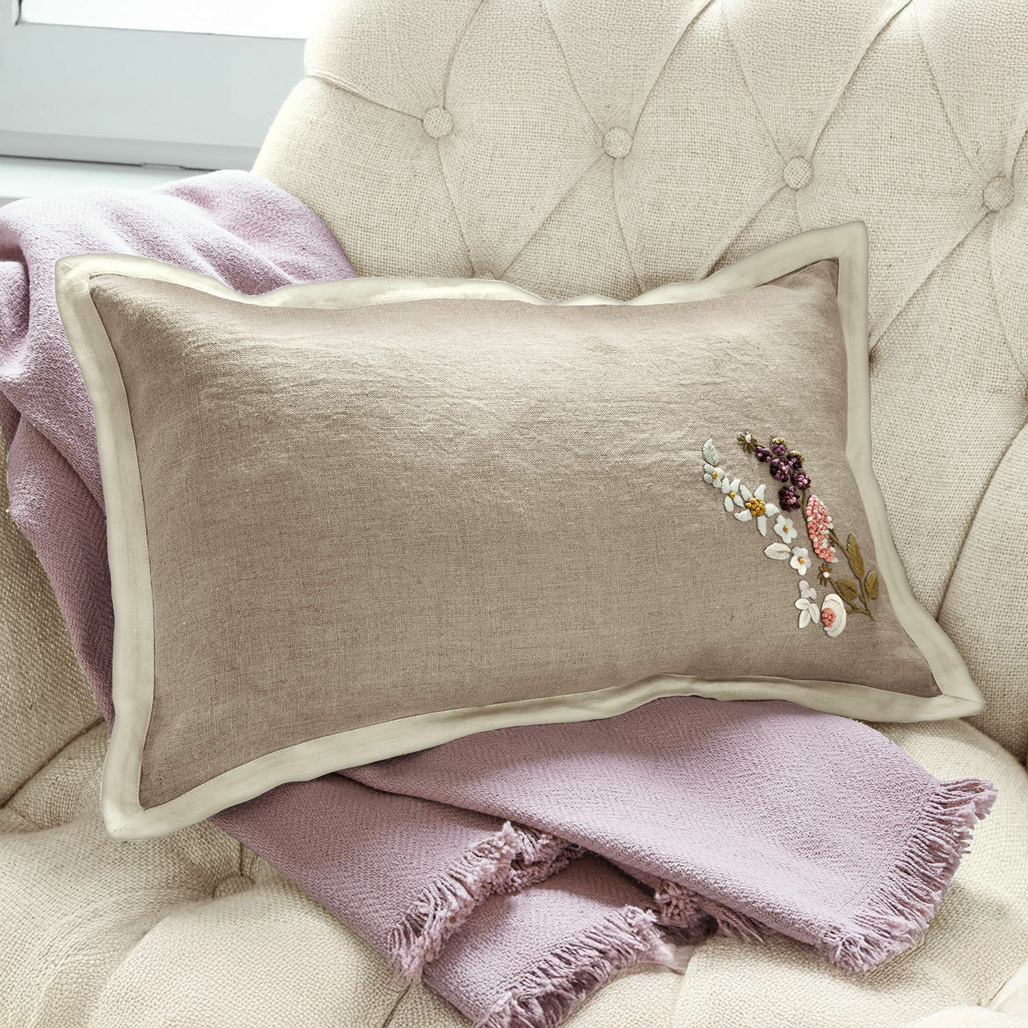 Copricuscino Tavaline Cuscino beige in lino con ricamo floreale su coperta rosa chiaro su poltrona, decorazione casa
