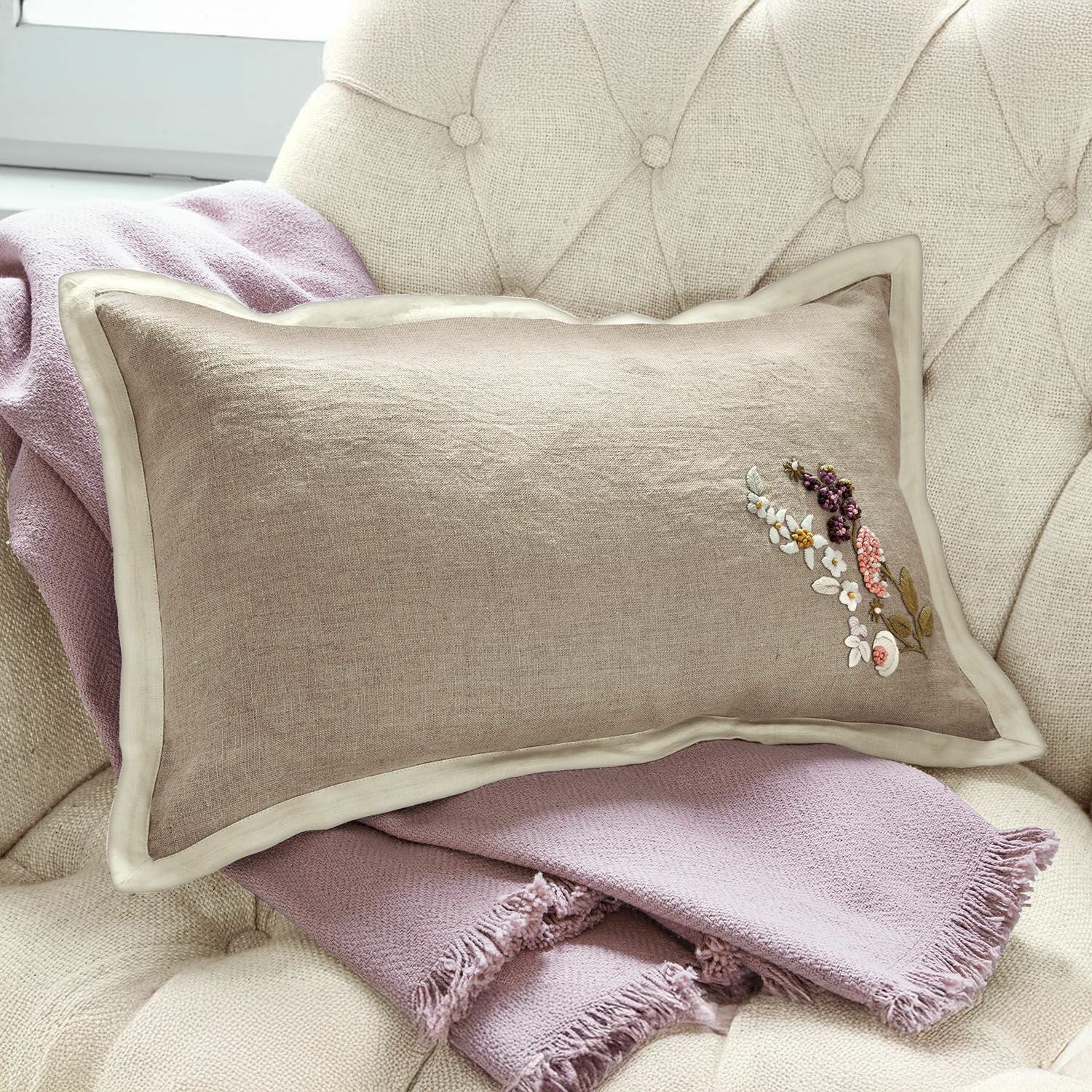 Copricuscino Tavaline Cuscino beige in lino con ricamo floreale su coperta rosa chiaro su poltrona, decorazione casa