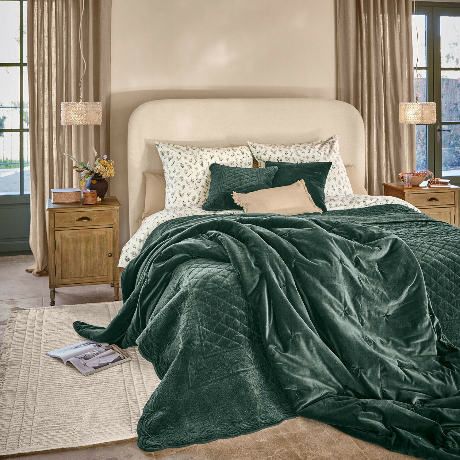 Letto Belorine Camera da letto accogliente con coperta in velluto verde e biancheria da letto chiara a motivo floreale