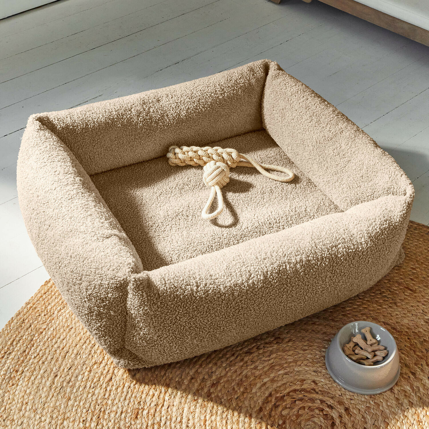 Letto per cani Giolena Cuccia beige per cane in materiale morbido con giocattolo di corda e ciotola con snack
