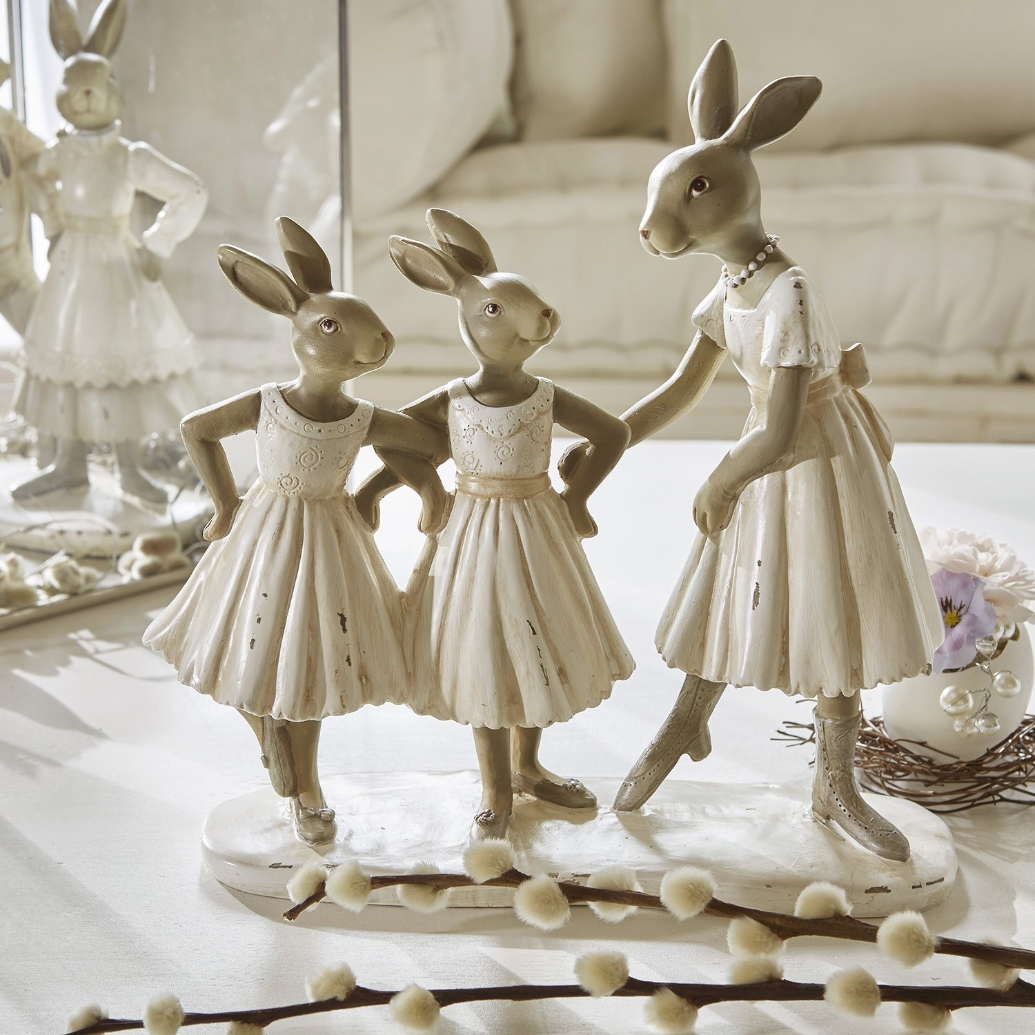 Coniglietti Danseuses Figure di conigli in ceramica con abiti crema per decorazione da tavolo vintage