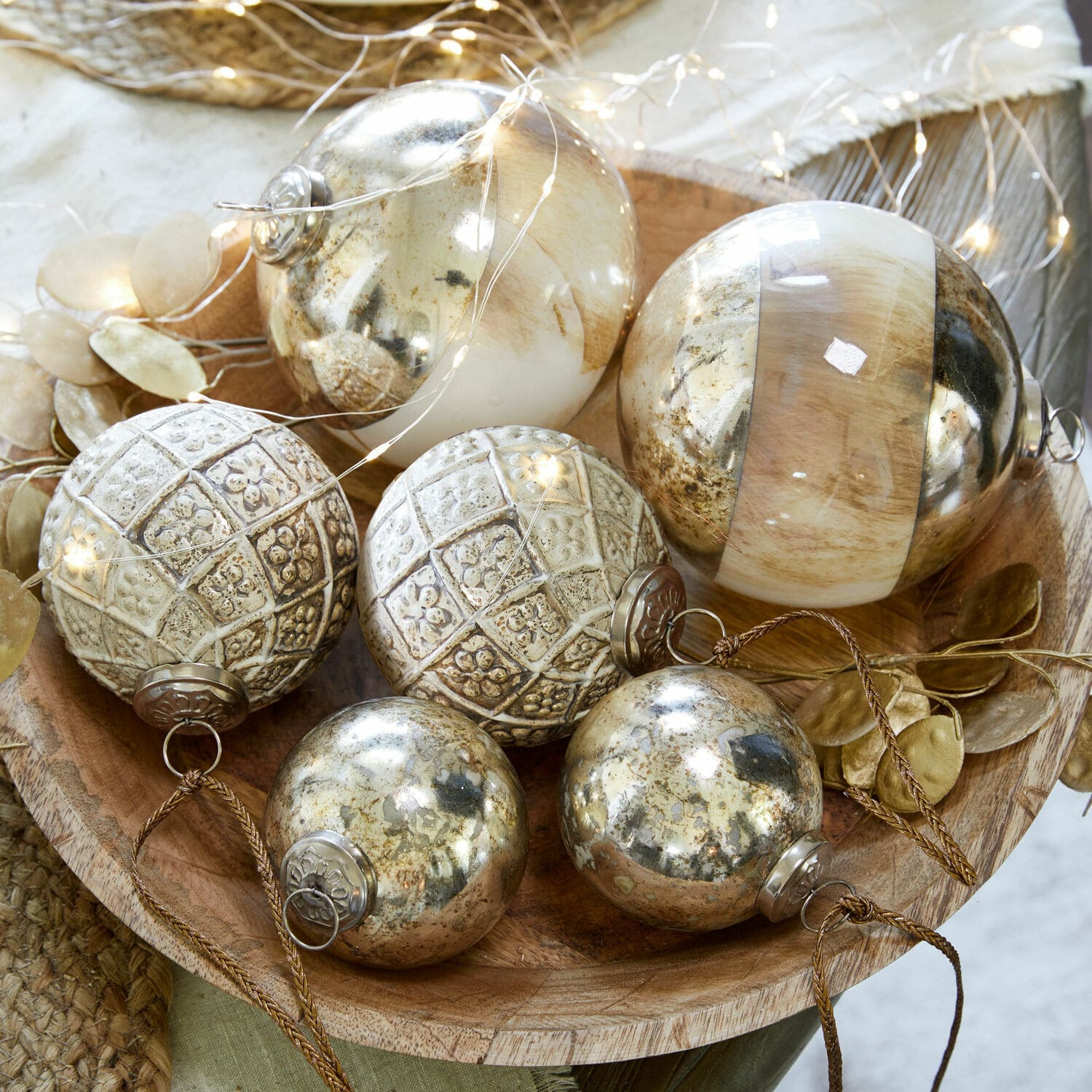 Set di 6 decorazioni natalizie Ephyriel Palline natalizie decorative in oro e beige in una ciotola di legno, decorazione festiva elegante