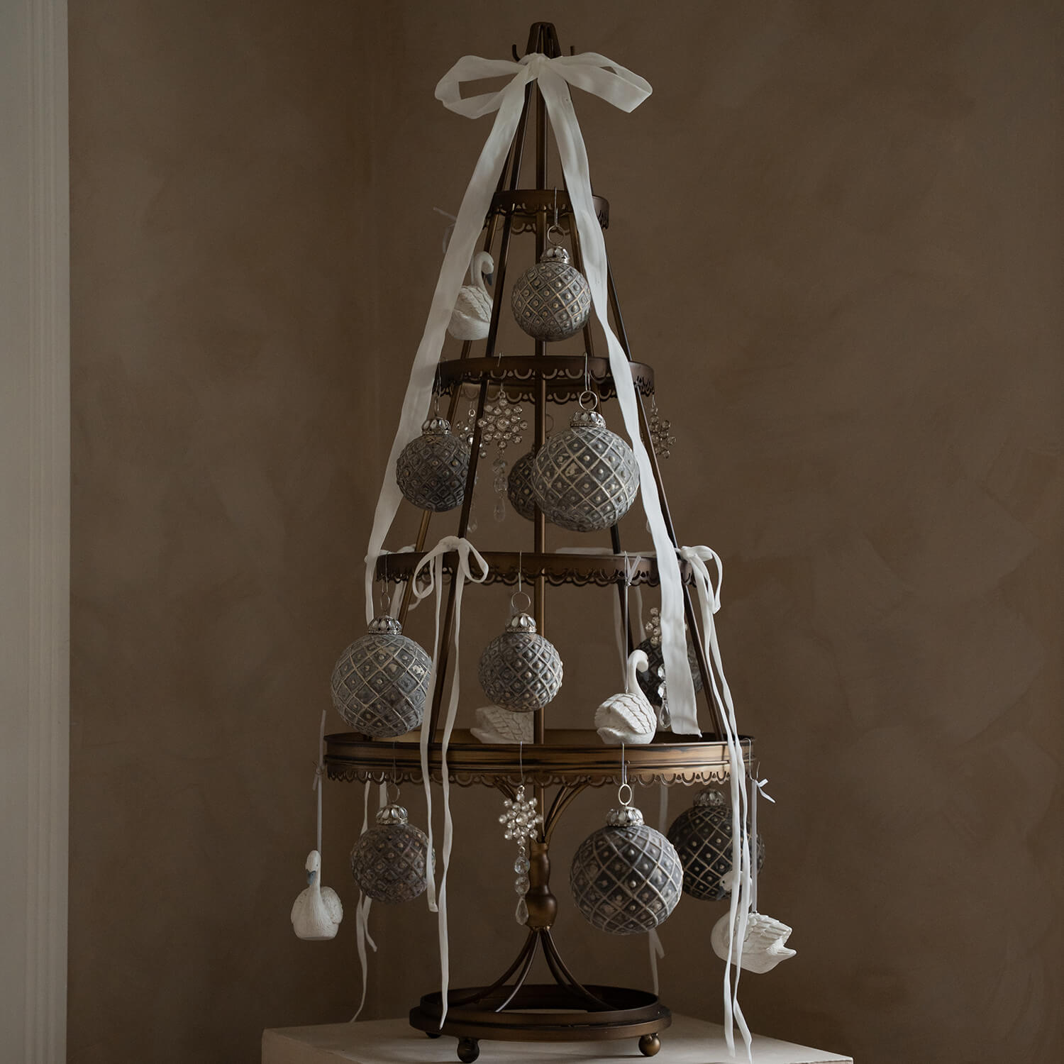 Albero di Natale decorativo in metallo con palline grigie e nastri bianchi in stile vintage