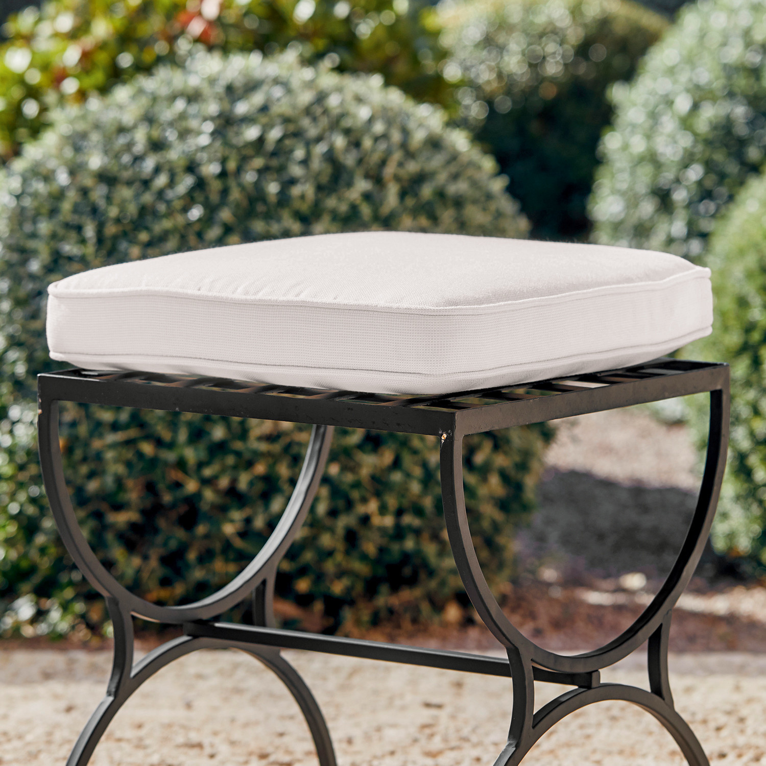 Cuscino da seduta Sonora Cuscino chiaro su sgabello da giardino in metallo nero con design circolare, seduta comoda