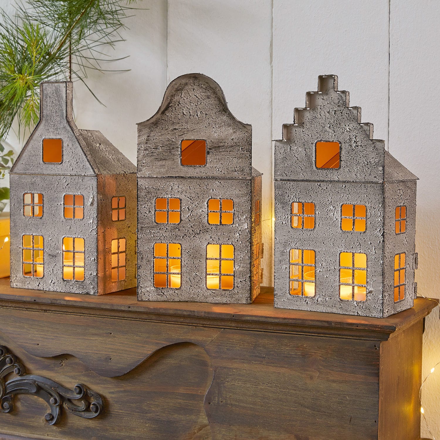 Set di 3 lanterne Allison Park Lanternine decorative in metallo a forma di casette grigie con luce calda di candele all'interno