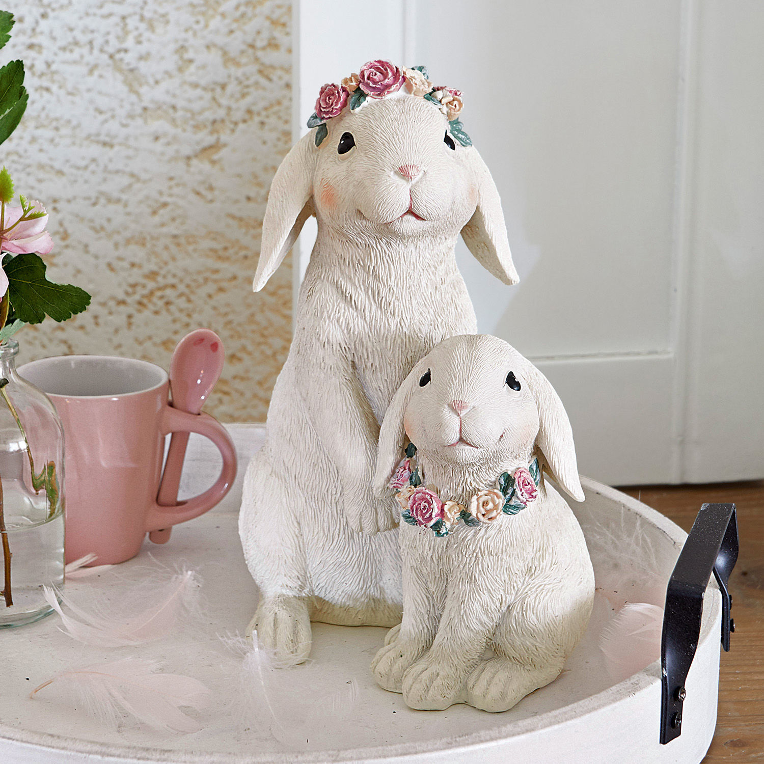 Coniglietti Sappos Figure decorative bianche di conigli con corone di fiori, decorazione primaverile per interni