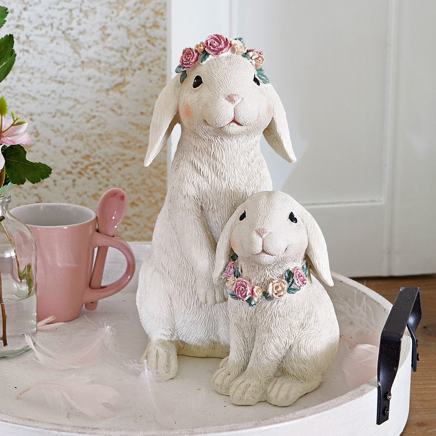 Coniglietti Sappos Figure decorative bianche di conigli con corone di fiori, decorazione primaverile per interni