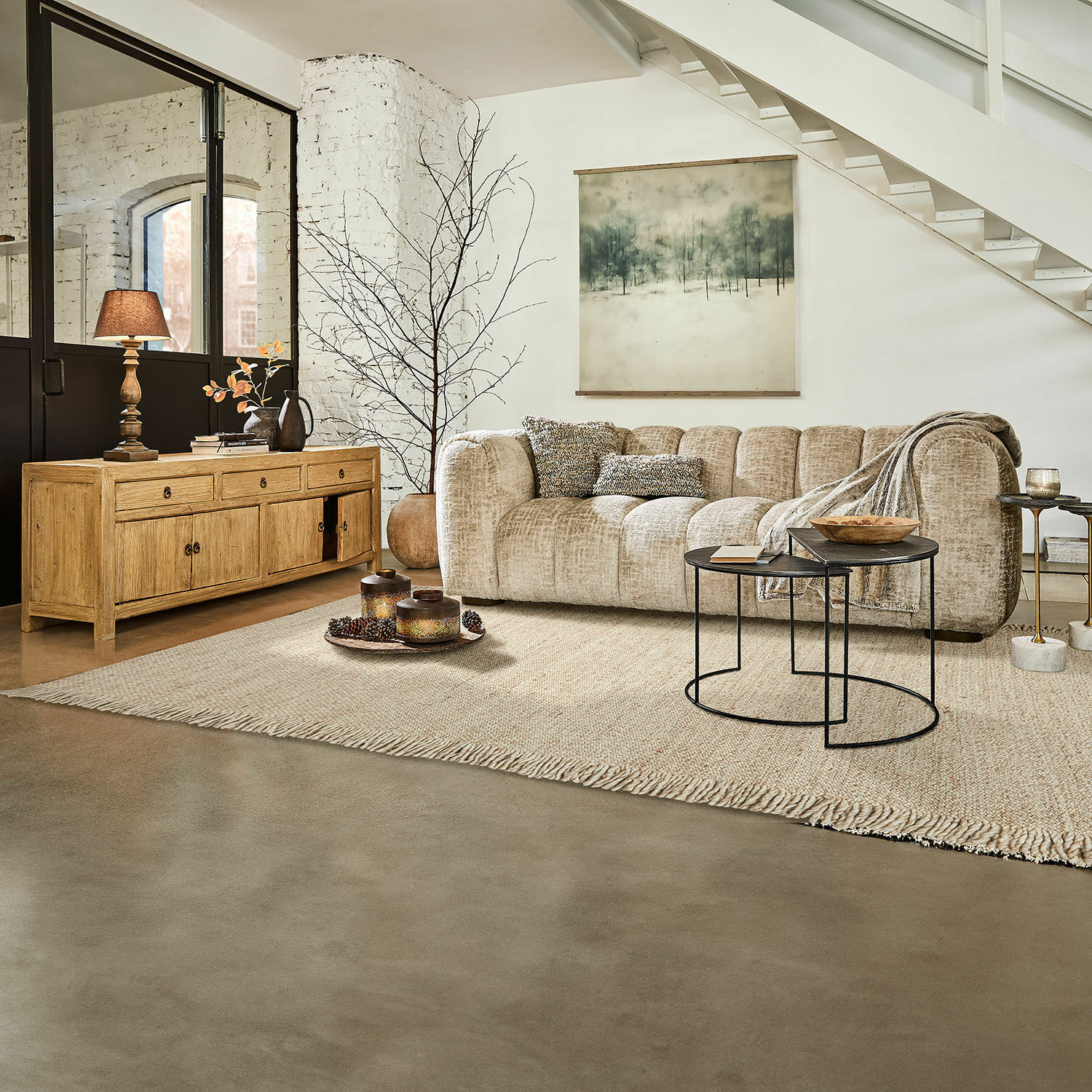 Tappeto Levraut Divano angolare beige in tessuto in soggiorno moderno con credenza in legno e tavolini in metallo