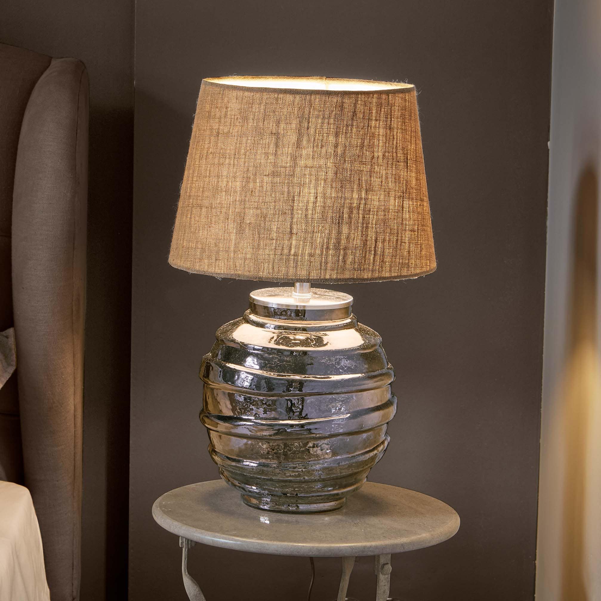 Lampada da tavolo con base in ceramica nera e paralume beige in tessuto per soggiorno