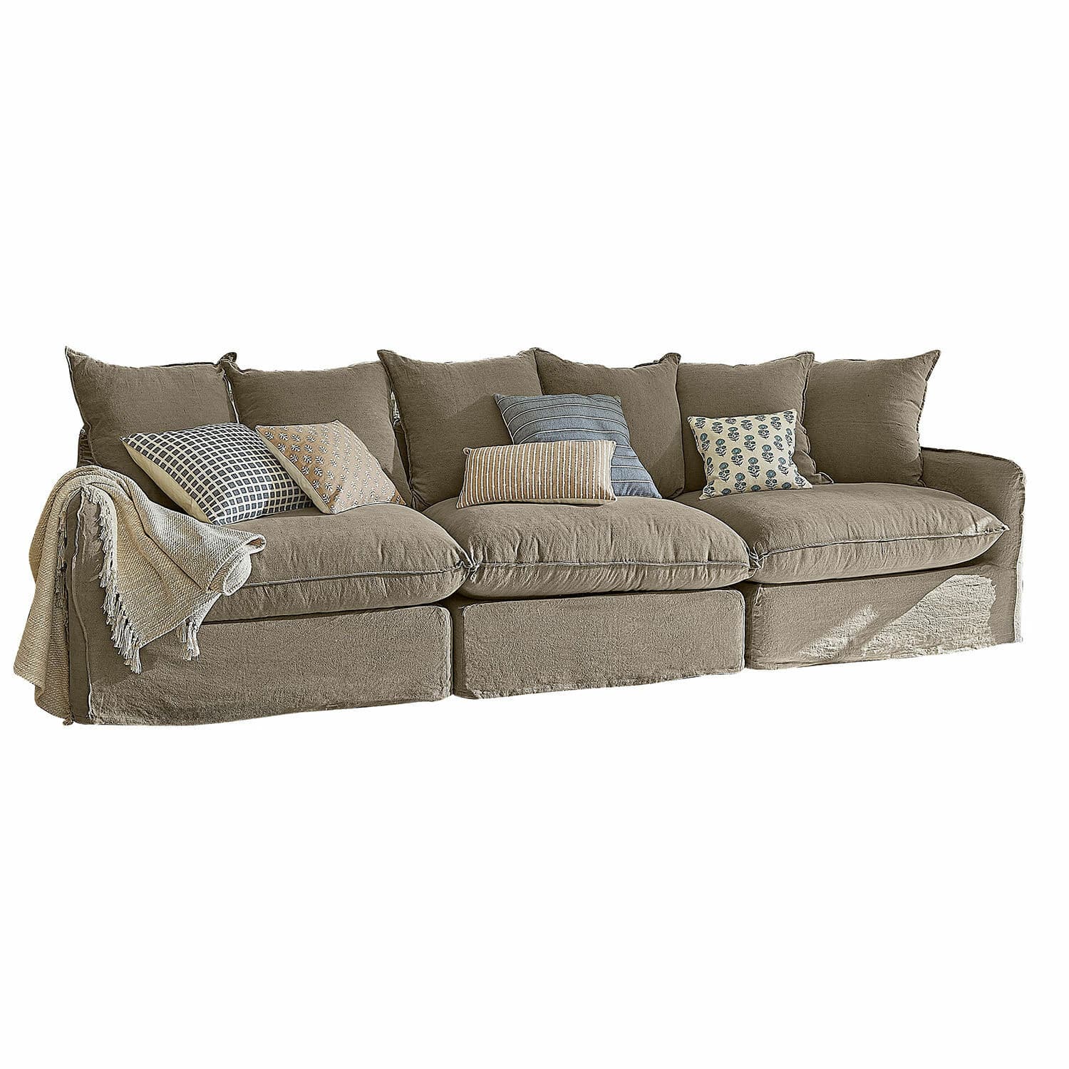 Divano Finchingfield Grande divano in tessuto beige con cuscini decorativi e coperta morbida per soggiorno accogliente