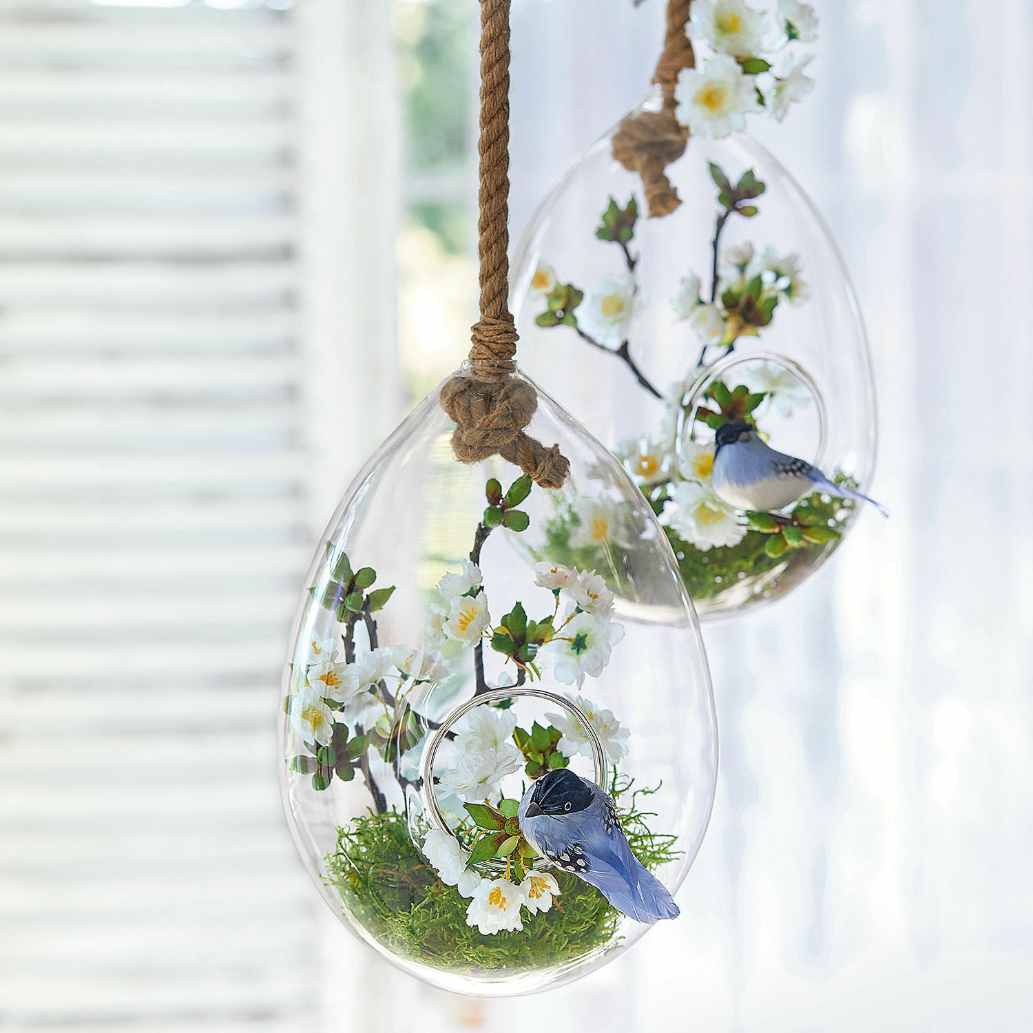 Coppia di uova in vetro Noam Decorazione sospesa in vetro con fiori bianchi e uccellino blu, ornamento primaverile per la casa
