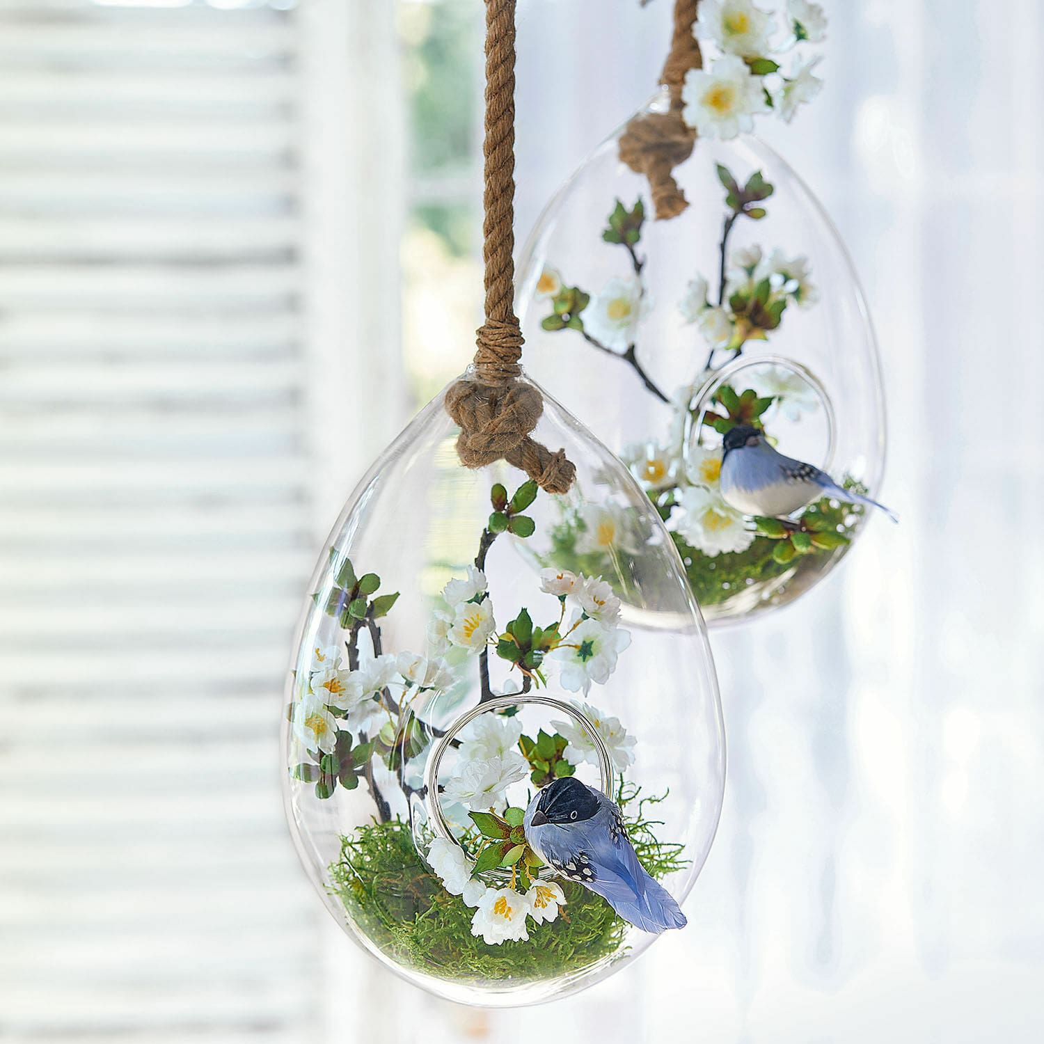 Coppia di uova in vetro Noam Decorazione sospesa in vetro con fiori bianchi e uccellino blu, ornamento primaverile per la casa