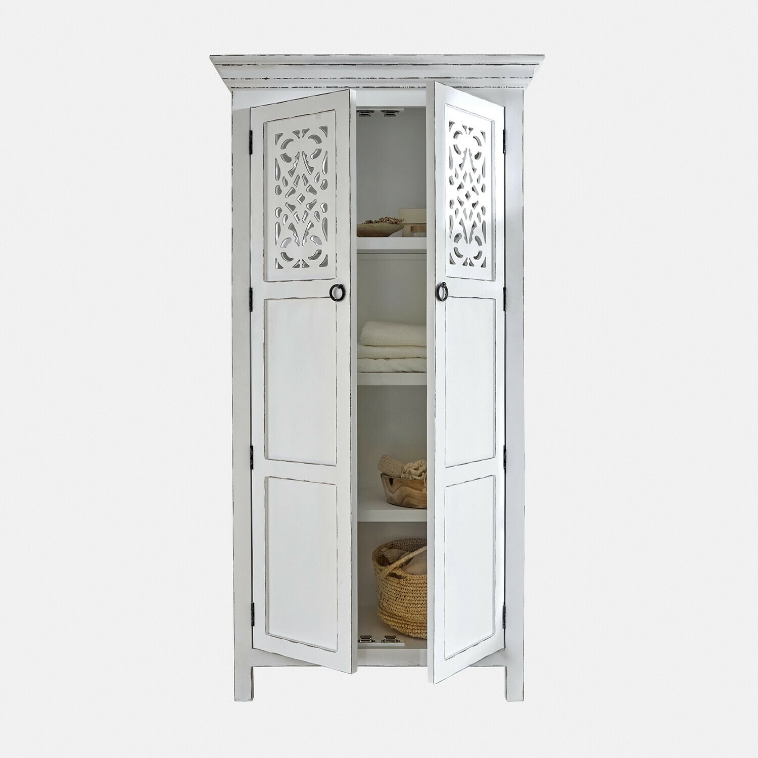 Mobile alto Marvoux Armadio in legno bianco con ante traforate e tre ripiani per riporre tessuti e cesti decorativi
