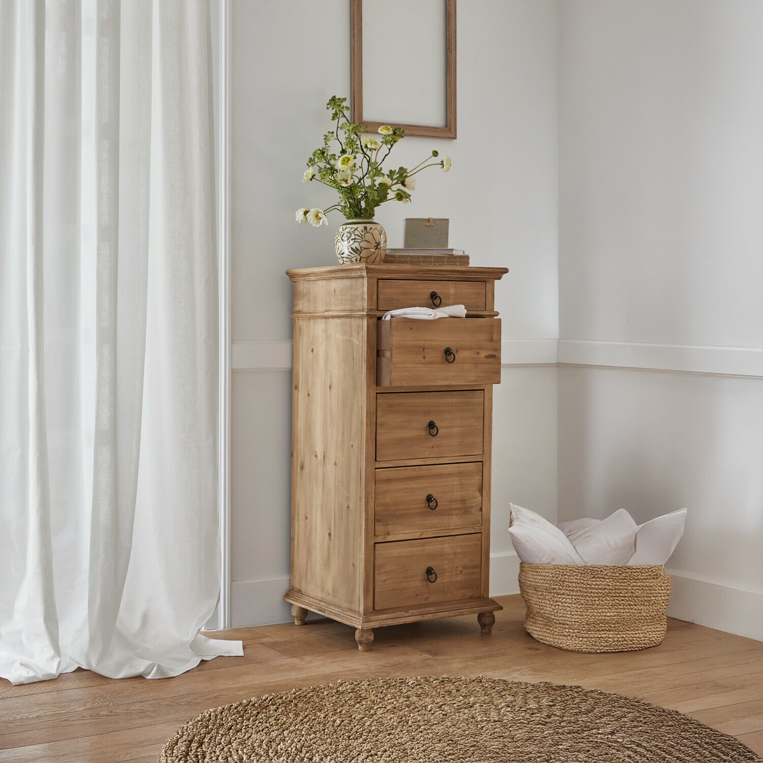Comò Yewbridge Cassettiera alta in legno di pino naturale con quattro cassetti e vaso decorativo con fiori in interno luminoso